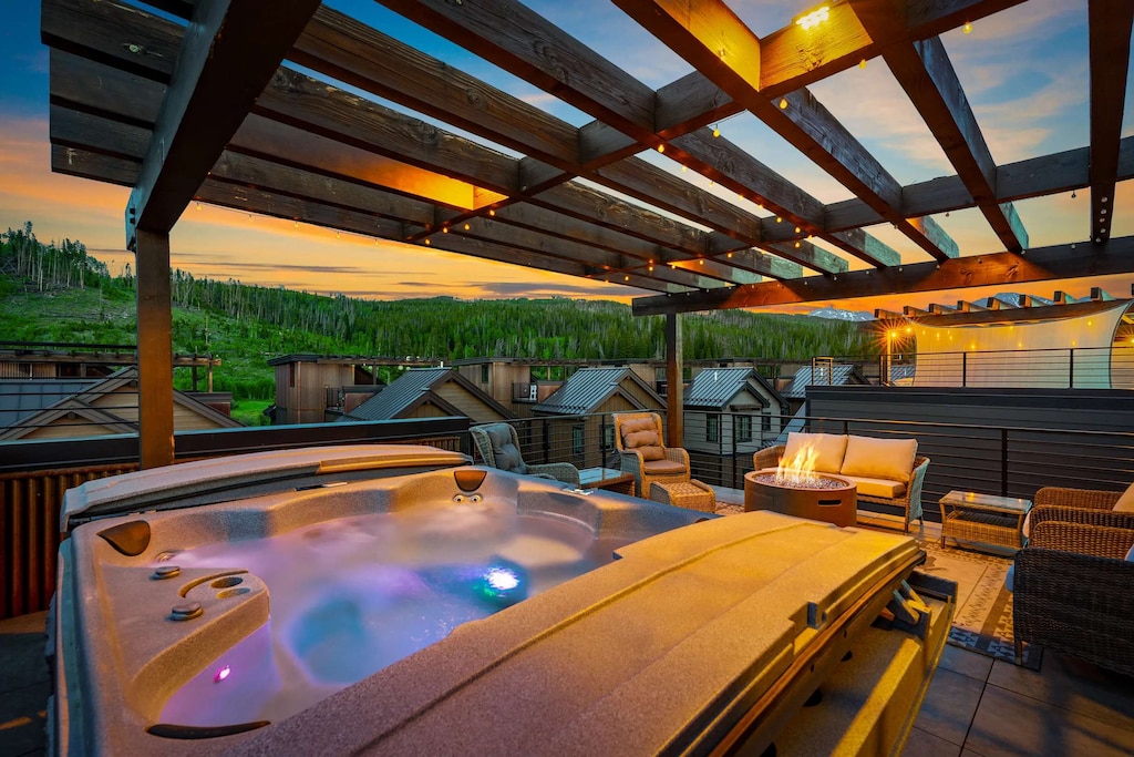 - Soak in the rooftop spa while golden hour lights up the mountains and sky - Slatted pergola, plush seating, and alpine air make this space unforgettable - Whether day or night, this rooftop retreat offers peak mountain vibes