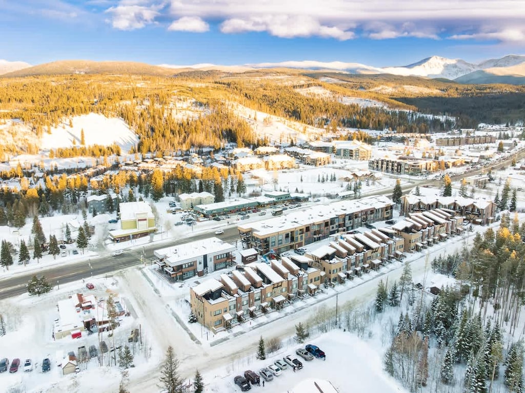 - Snowy townhomes sit at the heart of a breathtaking mountain landscape, offering the perfect alpine retreat. Enjoy stunning views and easy access to outdoor adventures right from your doorstep.
