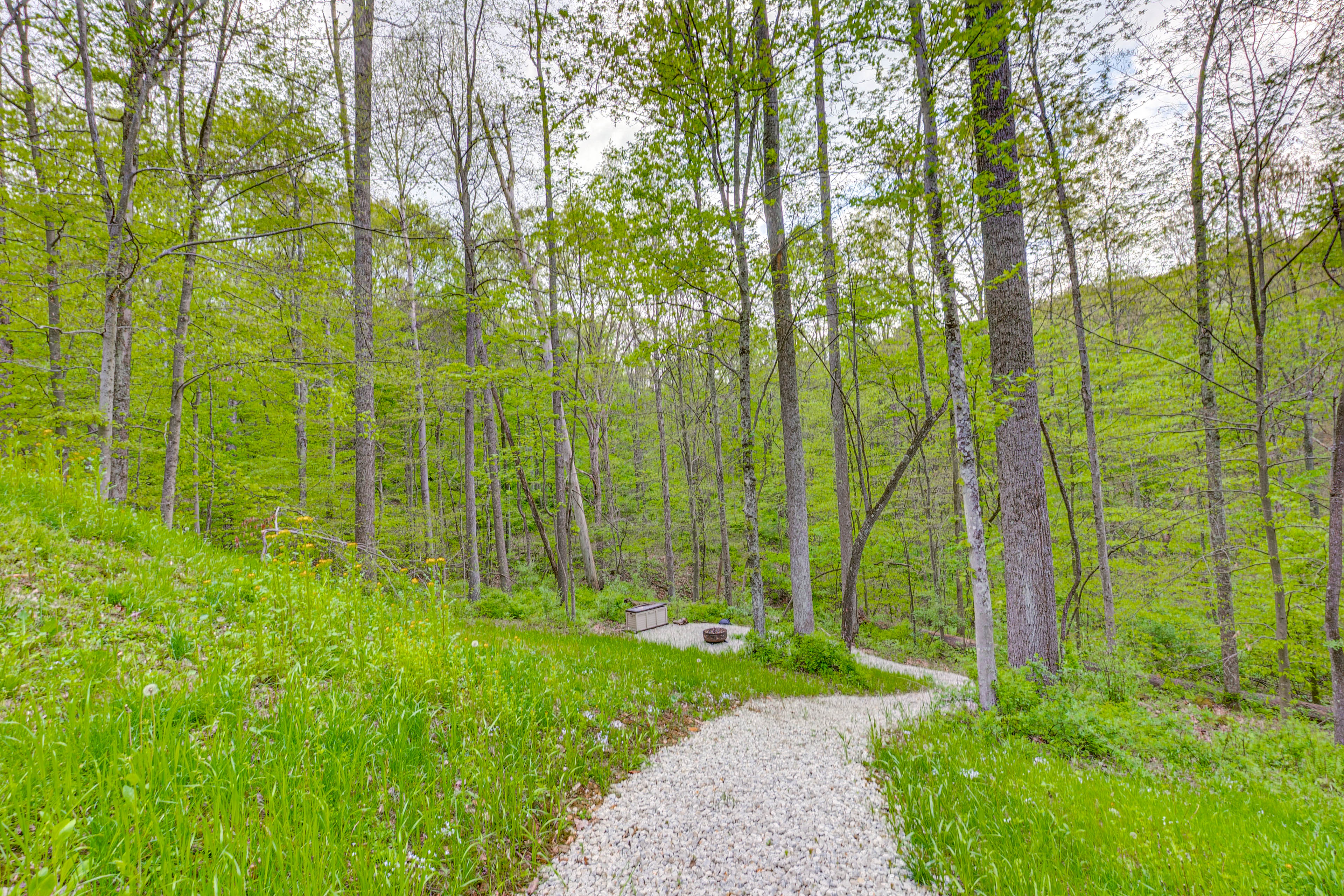 15 Mi to Hocking Hills: Secluded Cabin w/ Hot Tub
