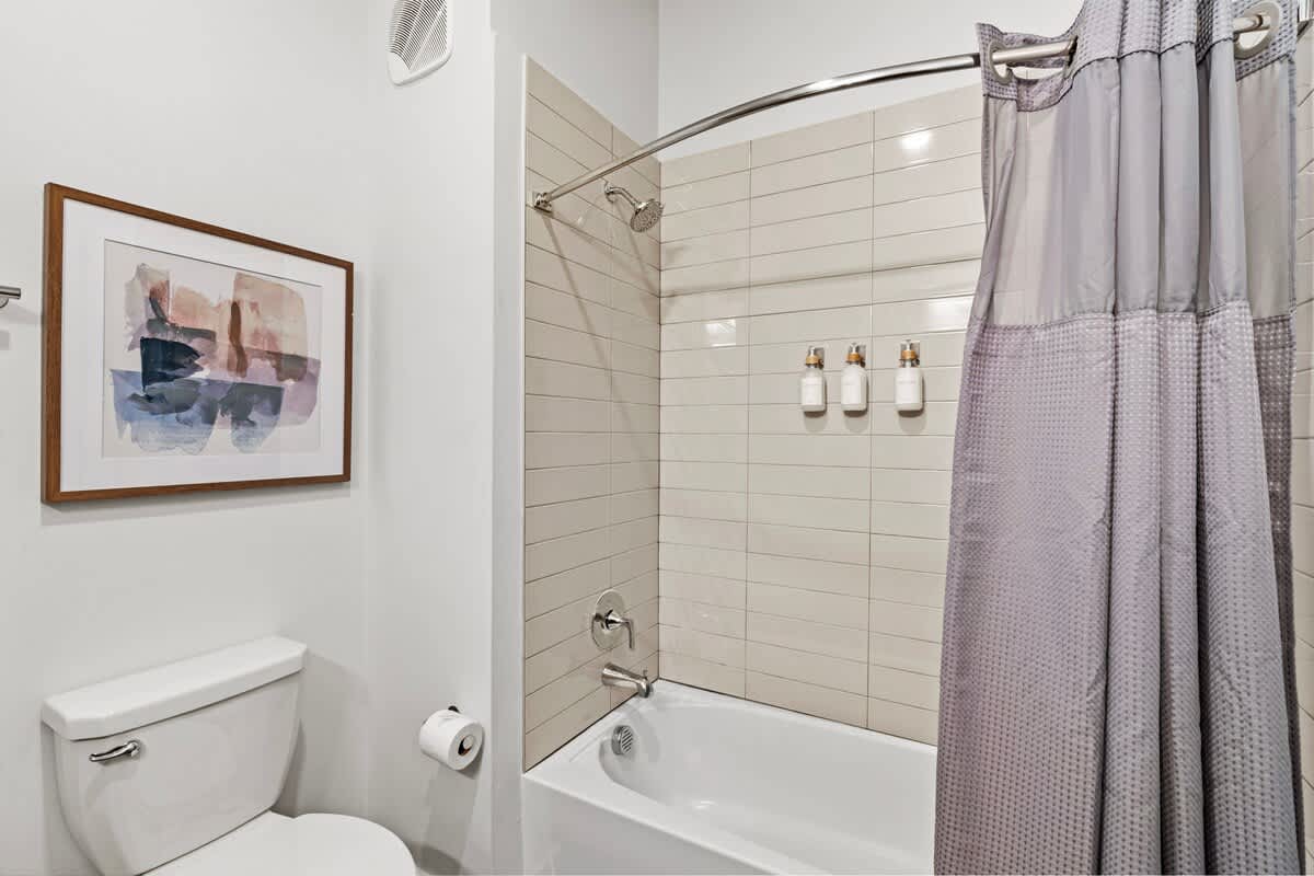 Luxury Unit w/ Pool + Gym 