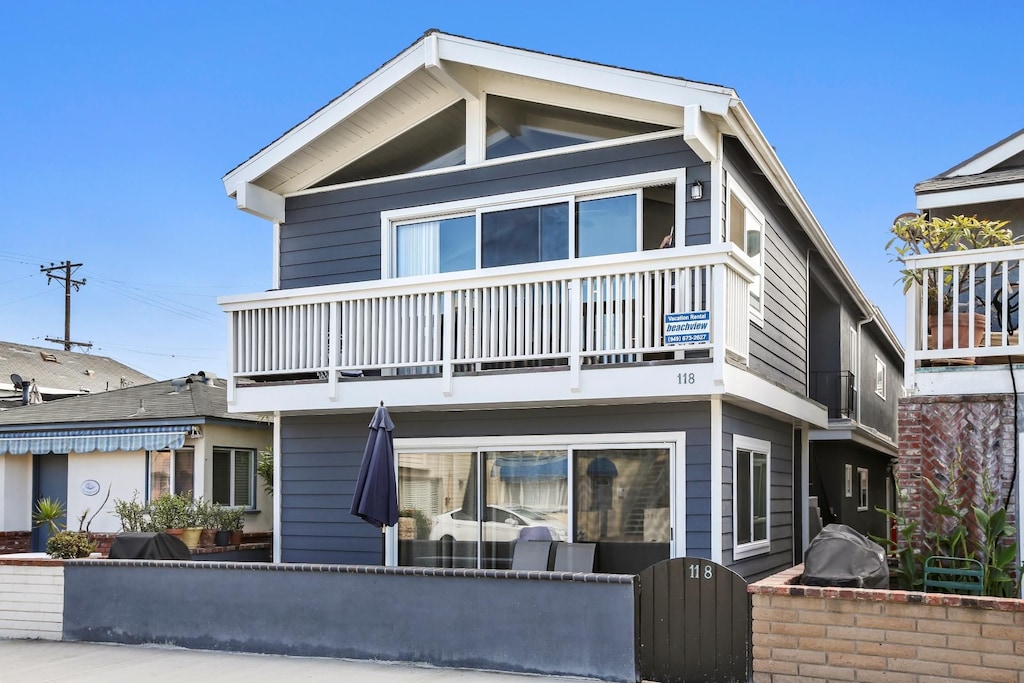 29th Street view of the entire ocean view duplex. This listing information only pertains to the upstairs 3 bd/2 ba unit. The smaller lower unit can also be rented when available. See separate listing.