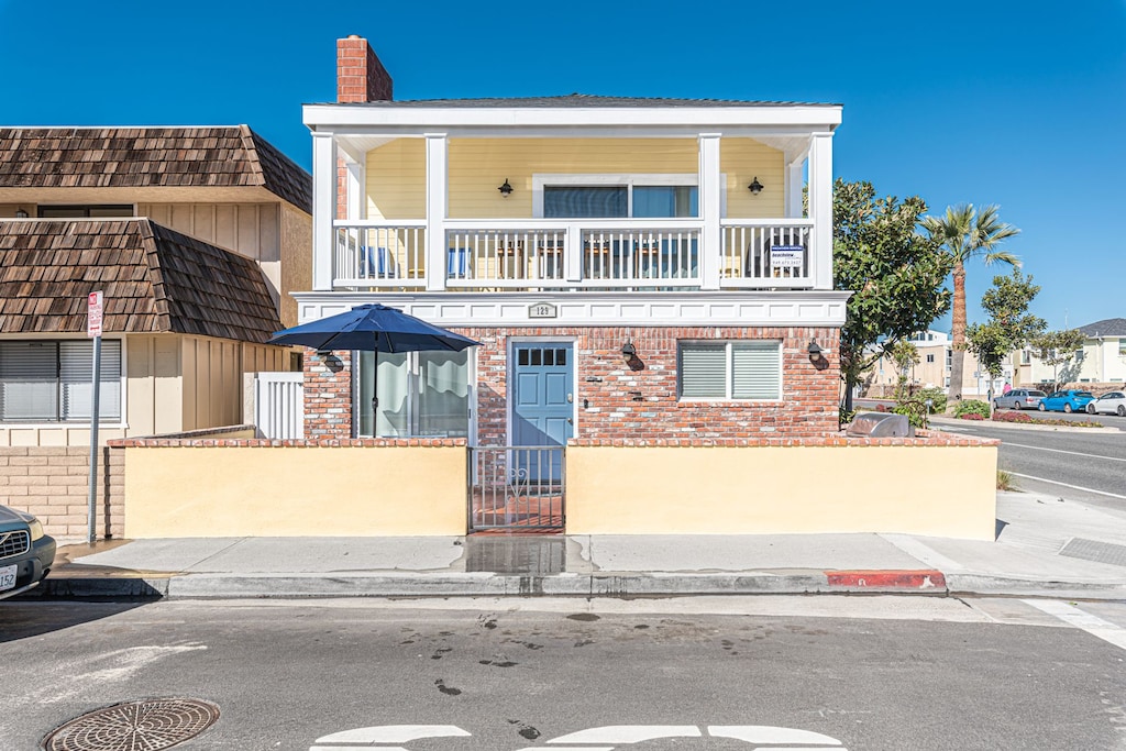 The view of the front of the property. The upstairs 4bed/3ba unit can be booked simultaneously upon availability.