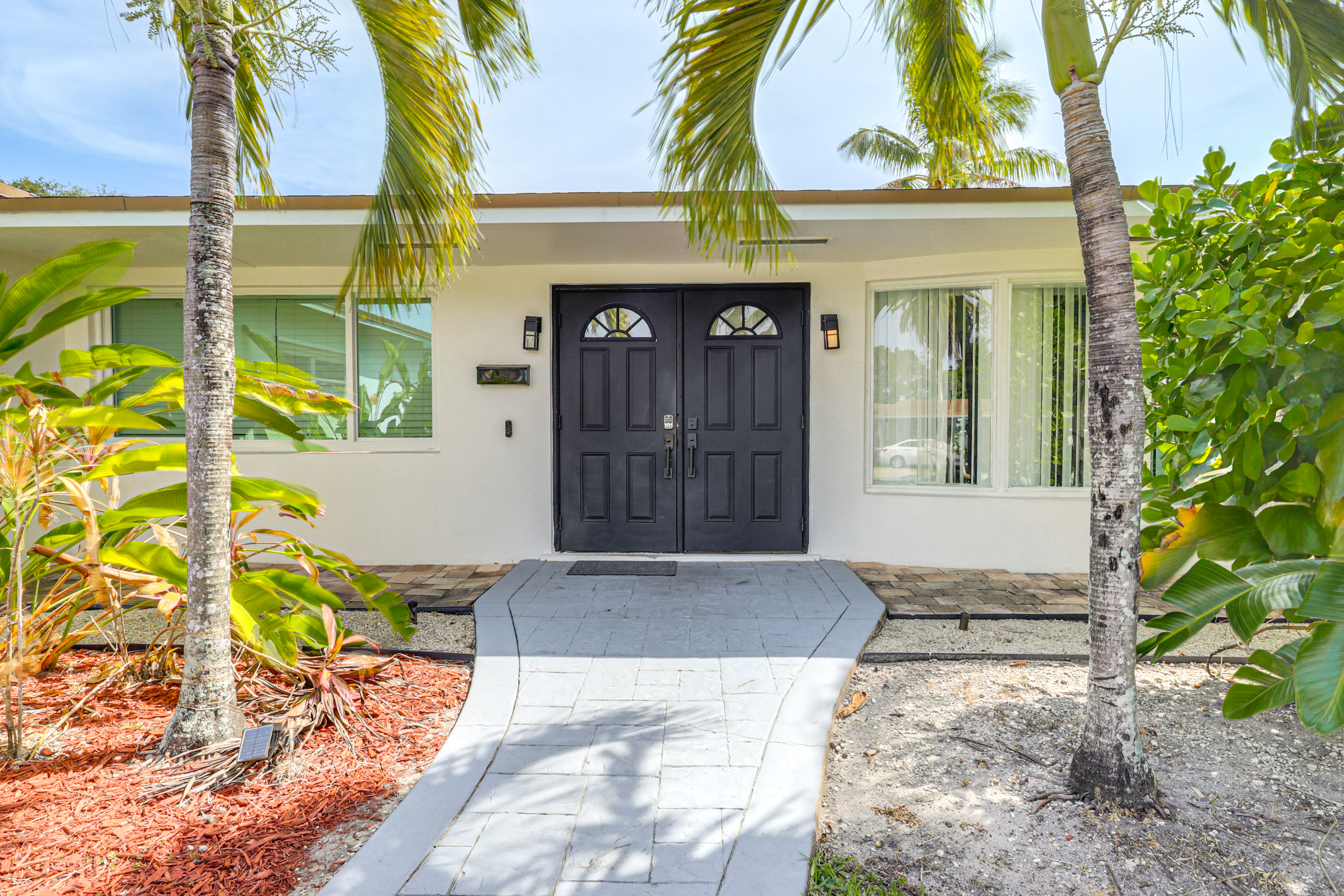 Outdoor Oasis w/ Games: Sleek Hollywood Home!