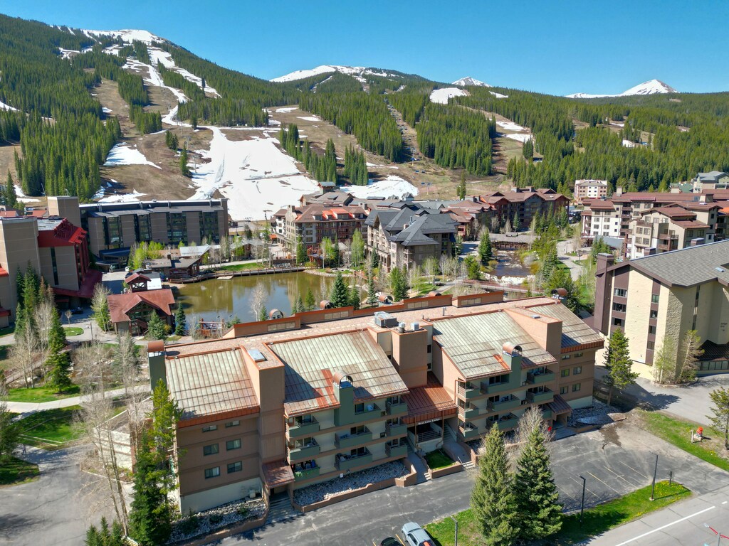 West Lake Lodge with views of Copper Mountain in the background.
