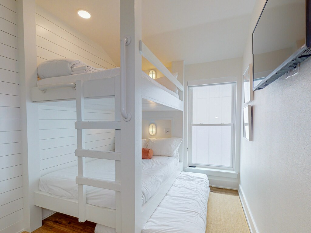 BD1) Great Full size bunk beds with a pull out Twin trundle.