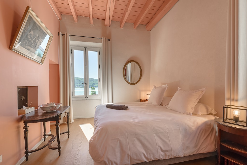 1st floor: Mandallaz bedroom: 2 single beds that can be joined together (90x200), double sofa bed (160x200), spa shower room with lake view, separate toilet