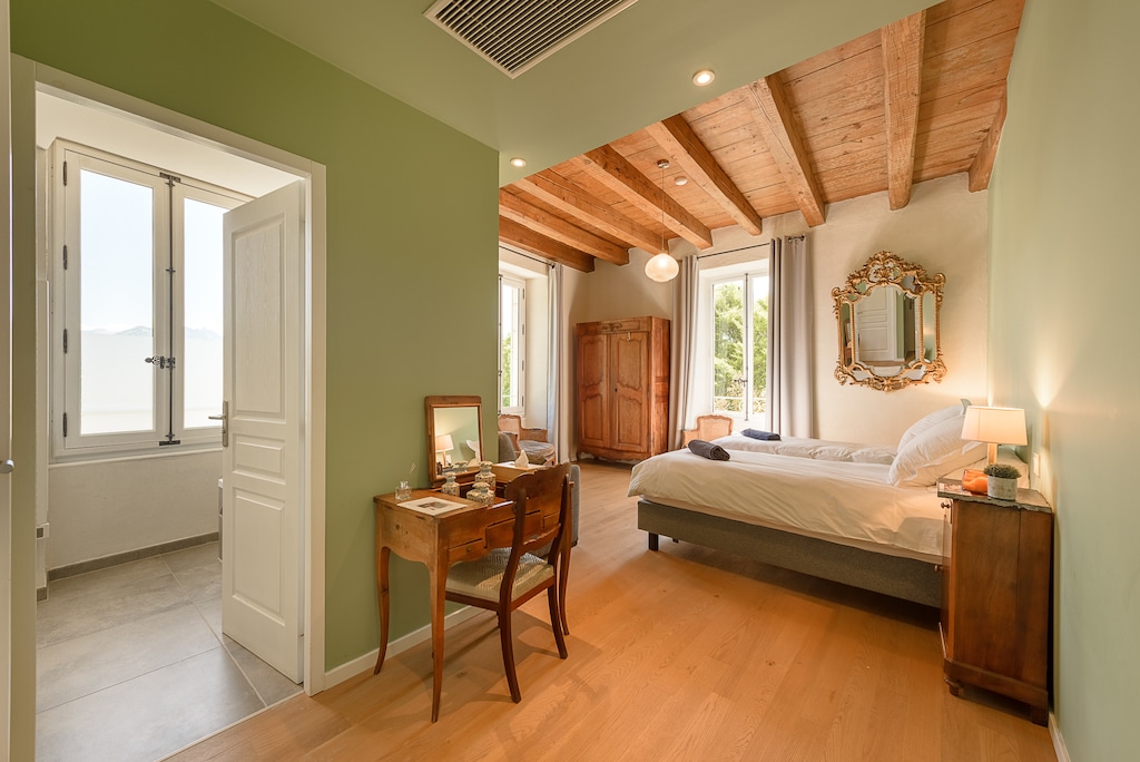 1st floor: Roc de Chère bedroom: 2 single beds that can be joined (90x200), double sofa bed (160x200), bathroom with double sink and bathtub overlooking the lake, separate toilet