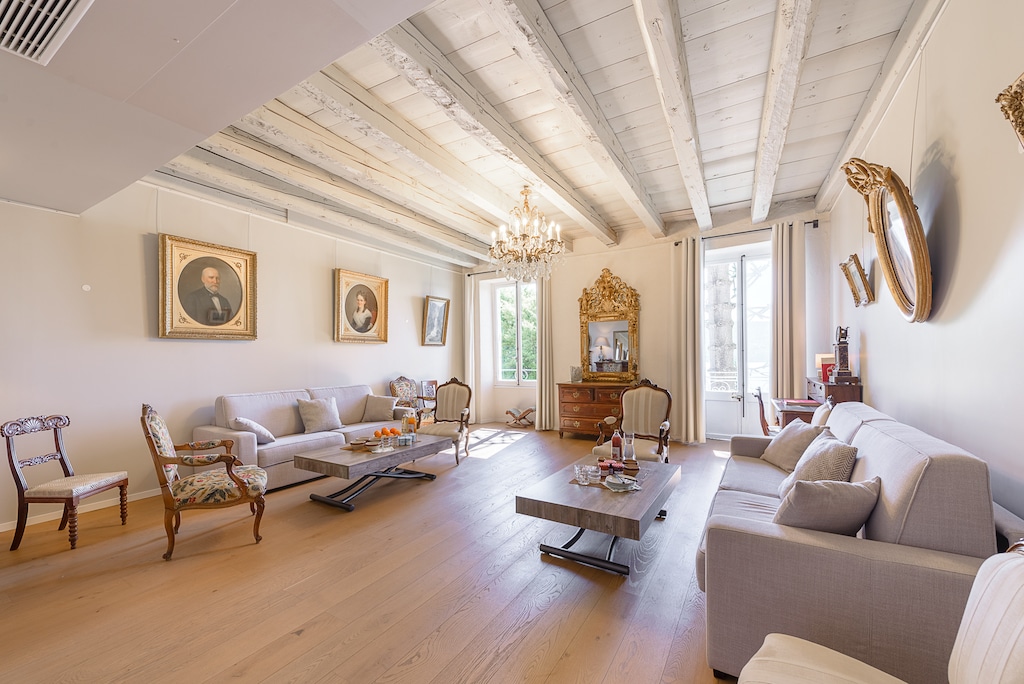 The Grand Salon: Offering breathtaking views of the lake and featuring a balcony, the lounge is a special place to relax, share memories of the day, work as a team or simply chat and put the world to rights with fellow guests, whatever the season.