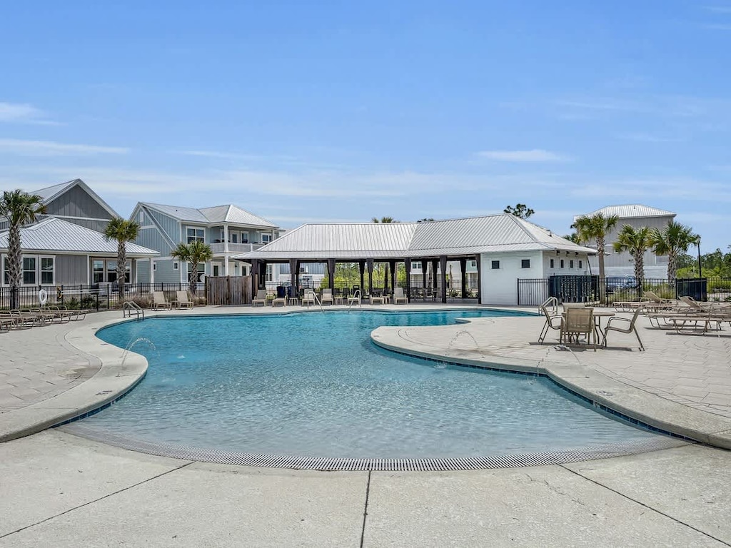 Zero entry community pool