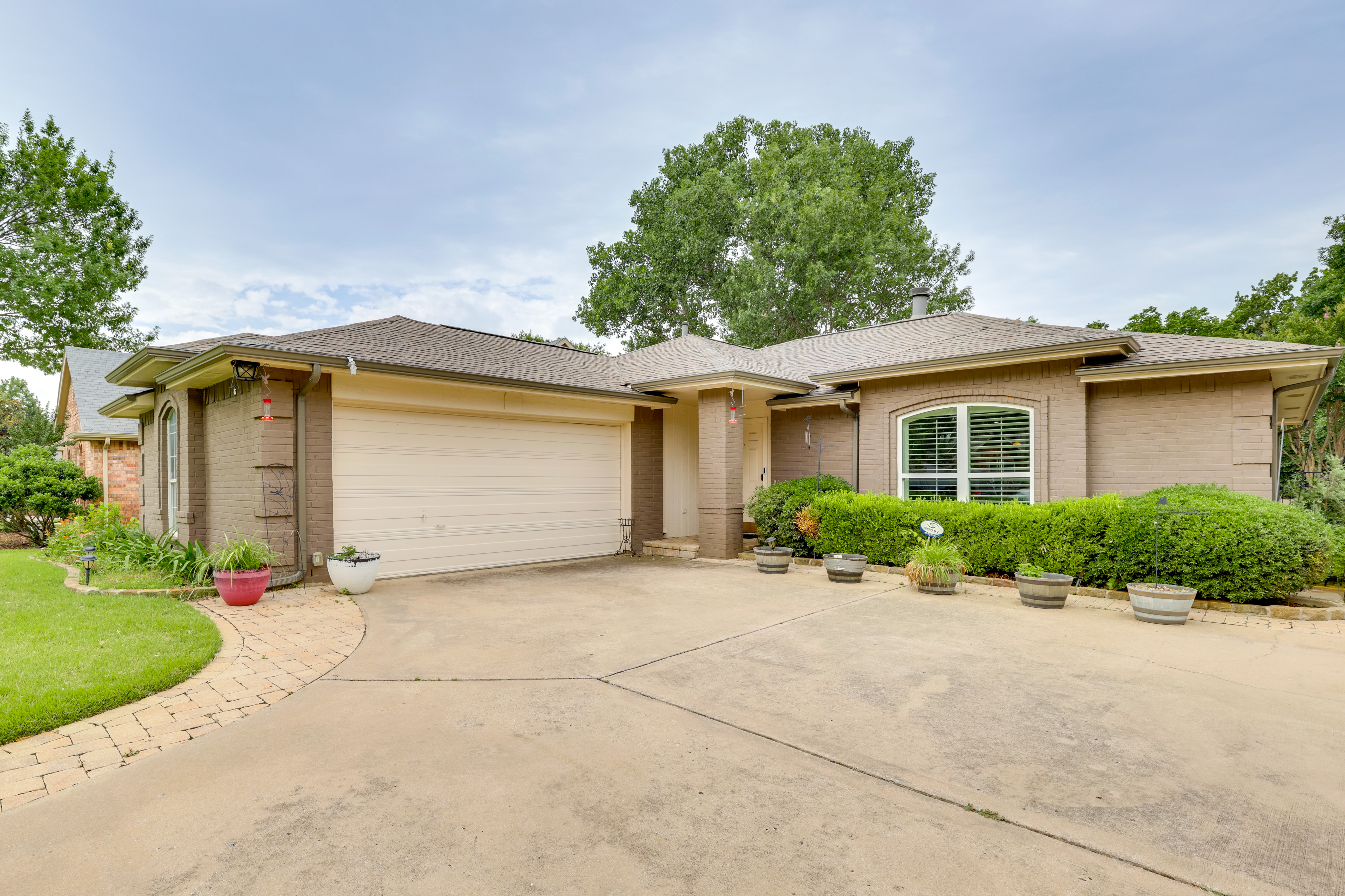 5 Mi to Lewisville Lake: Couple's Retreat w/ Yard