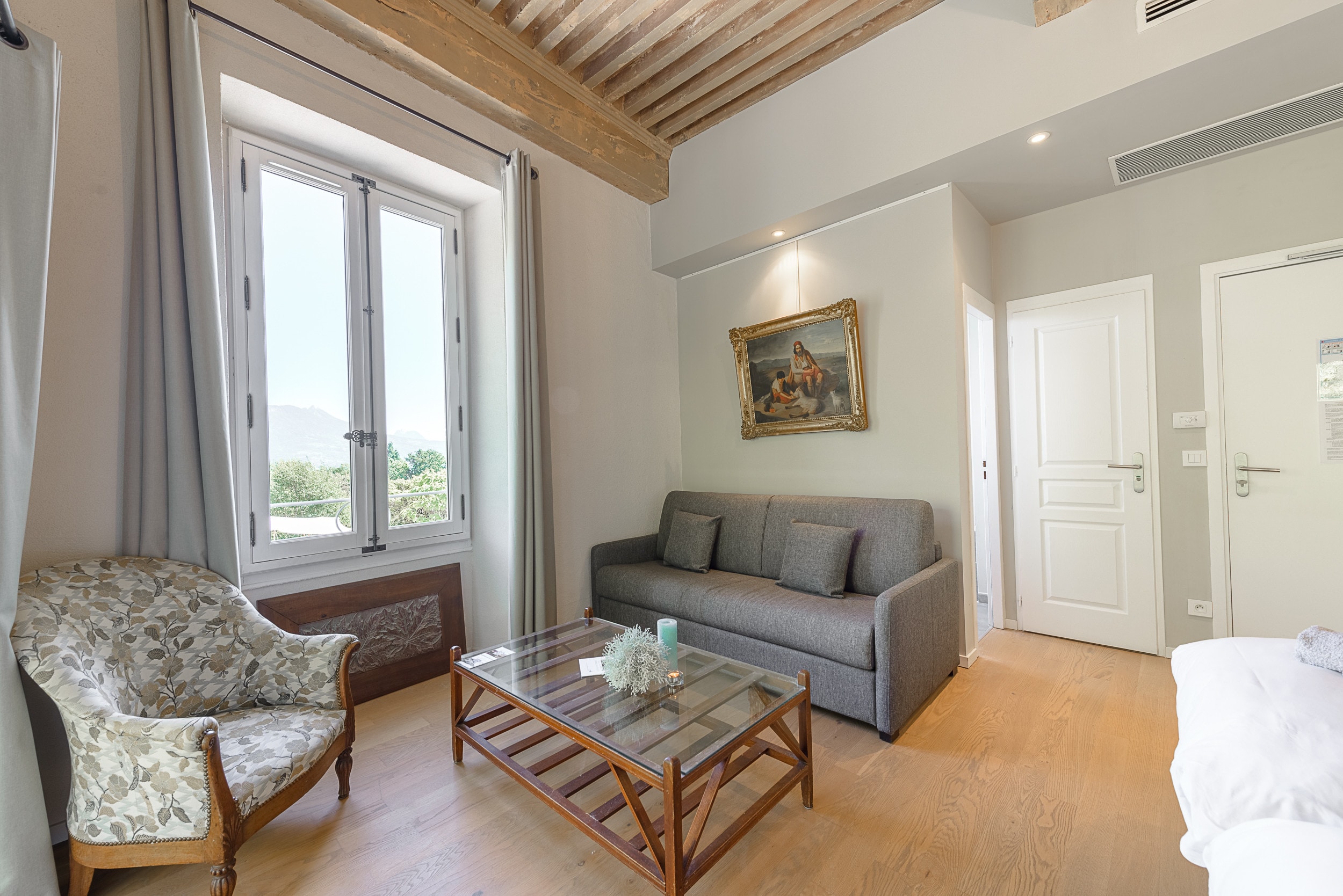 1st floor: Tournette bedroom: 2 single beds that can be joined together (90x200), double sofa bed (160x200), bathroom with double sink and bathtub overlooking the lake, separate toilet