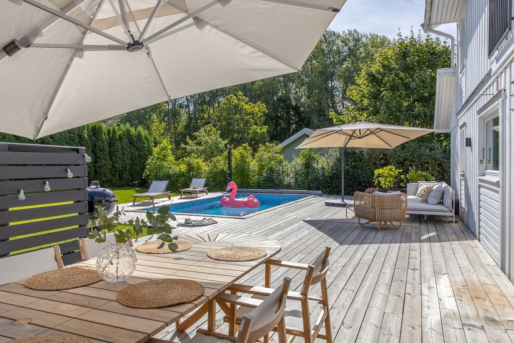 Private Pool, Lounge Area, BBQ, Lawn, Dining Table