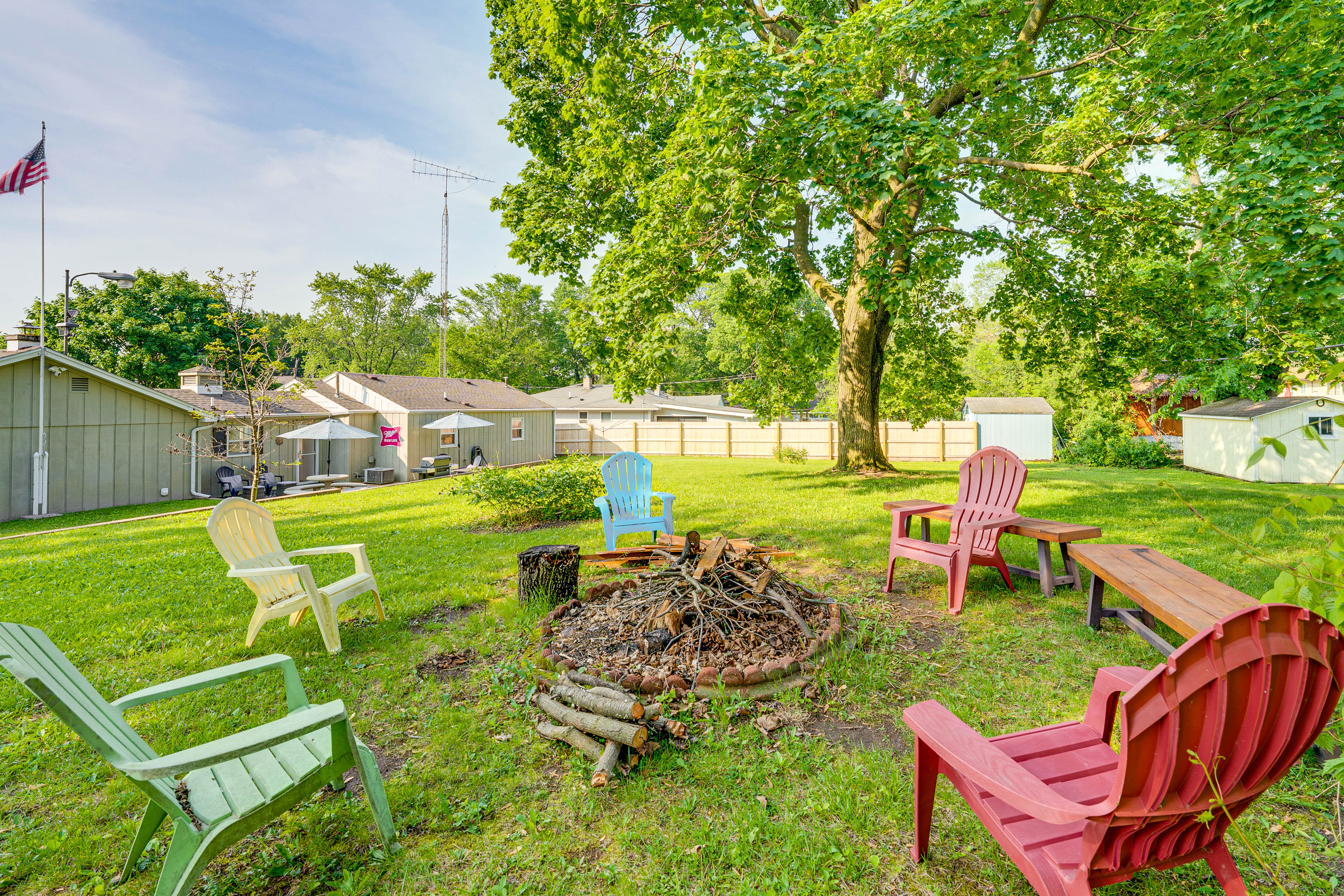 Powers Lake Gem: Peek-a-Boo Views & Beach Access