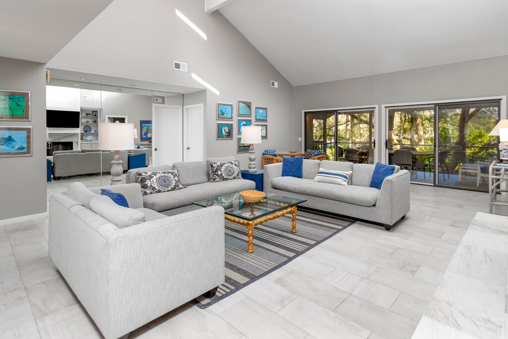 Open Living Space with Vaulted Ceilings