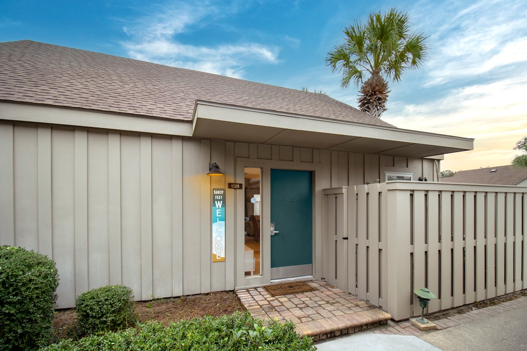 Exterior of 628 Queen's Grant