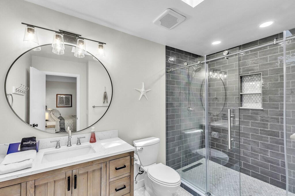 Primary En-Suite Bathroom