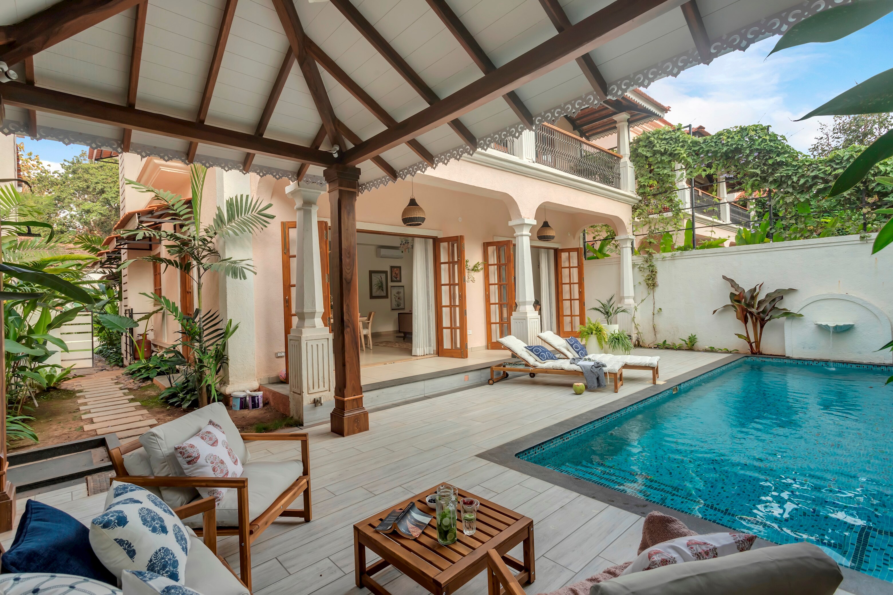 Lavish 4 BHK with Pvt pool & Bar - PinkSky