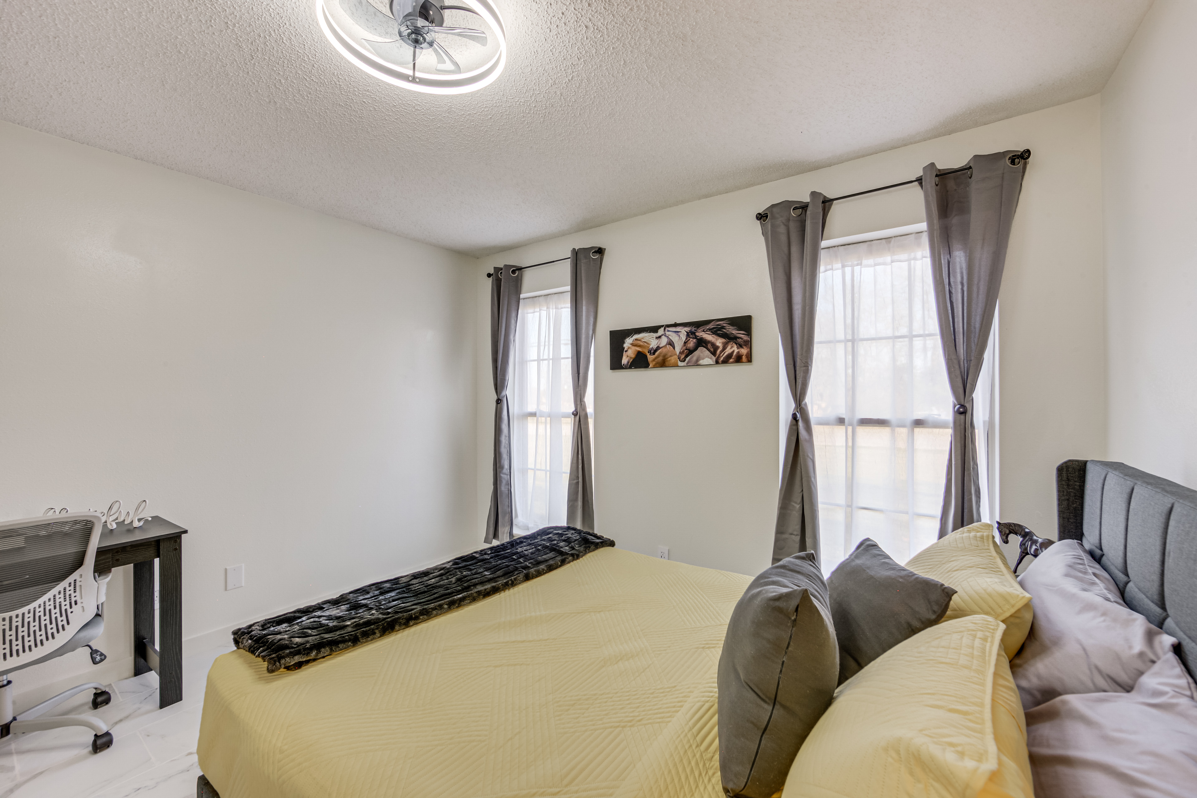 1 Mi to Lake Jacksonville: Pet-Friendly Home