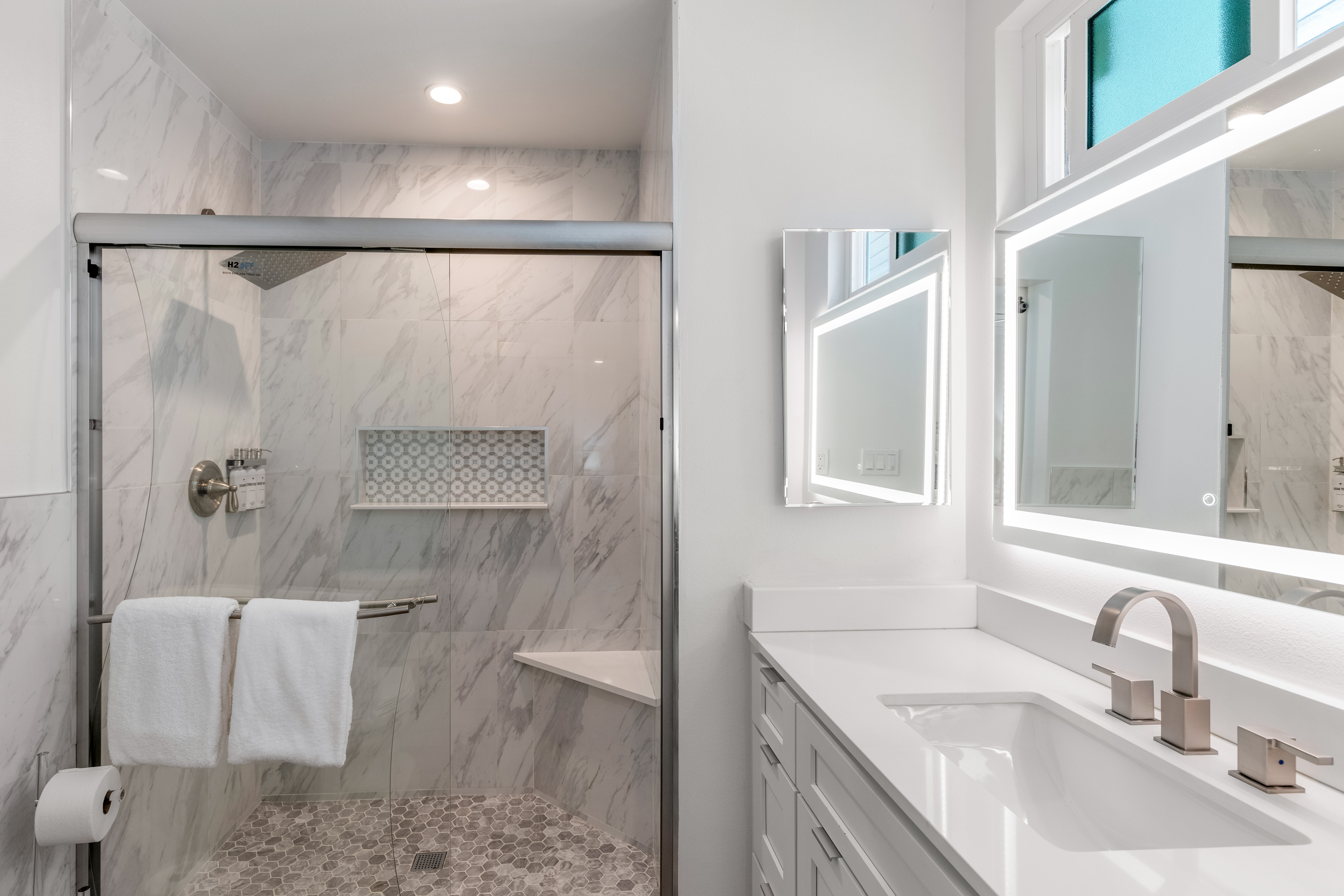 Guest bedroom en suite bath