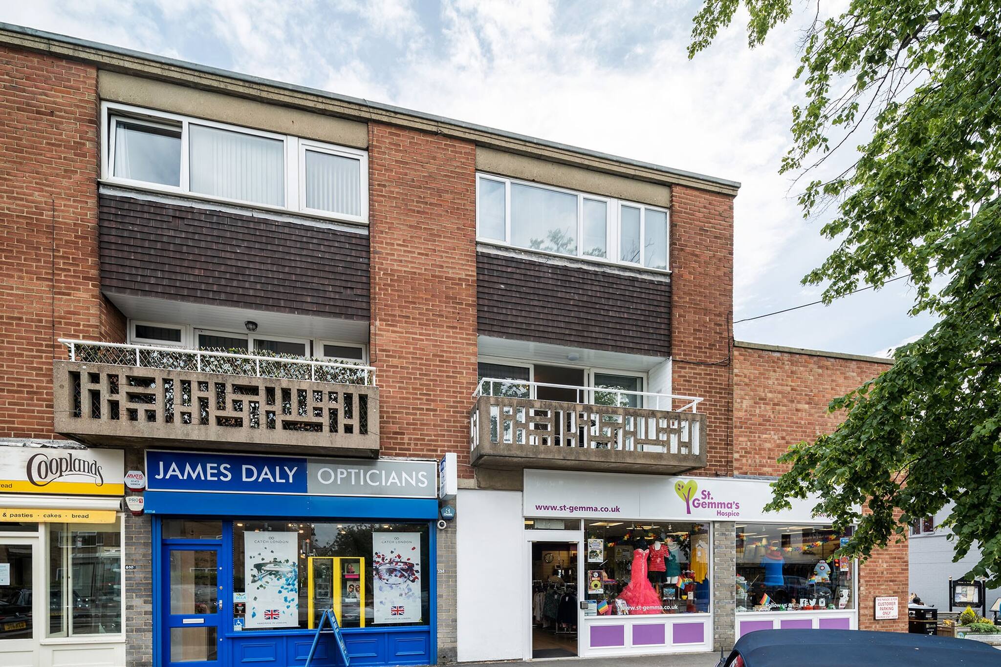 3 BR Chic Home with Balcony & Free Parking 3 BR Chic Home with Balcony & Free Parking