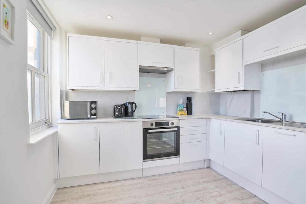 Beachside Gallery, Weymouth - Host & Stay