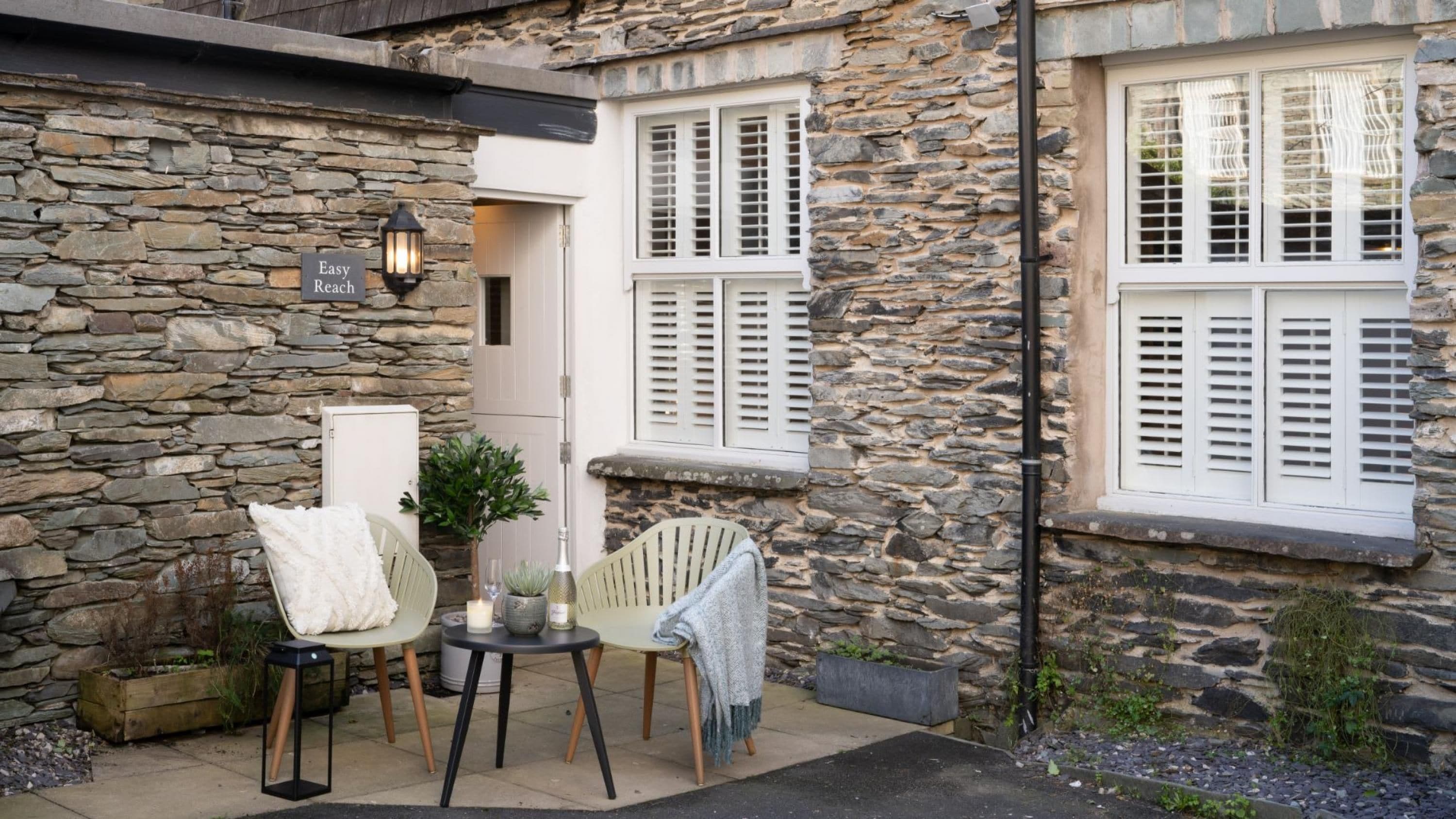 Dog friendly apartment with Sky TV by LetMeStay