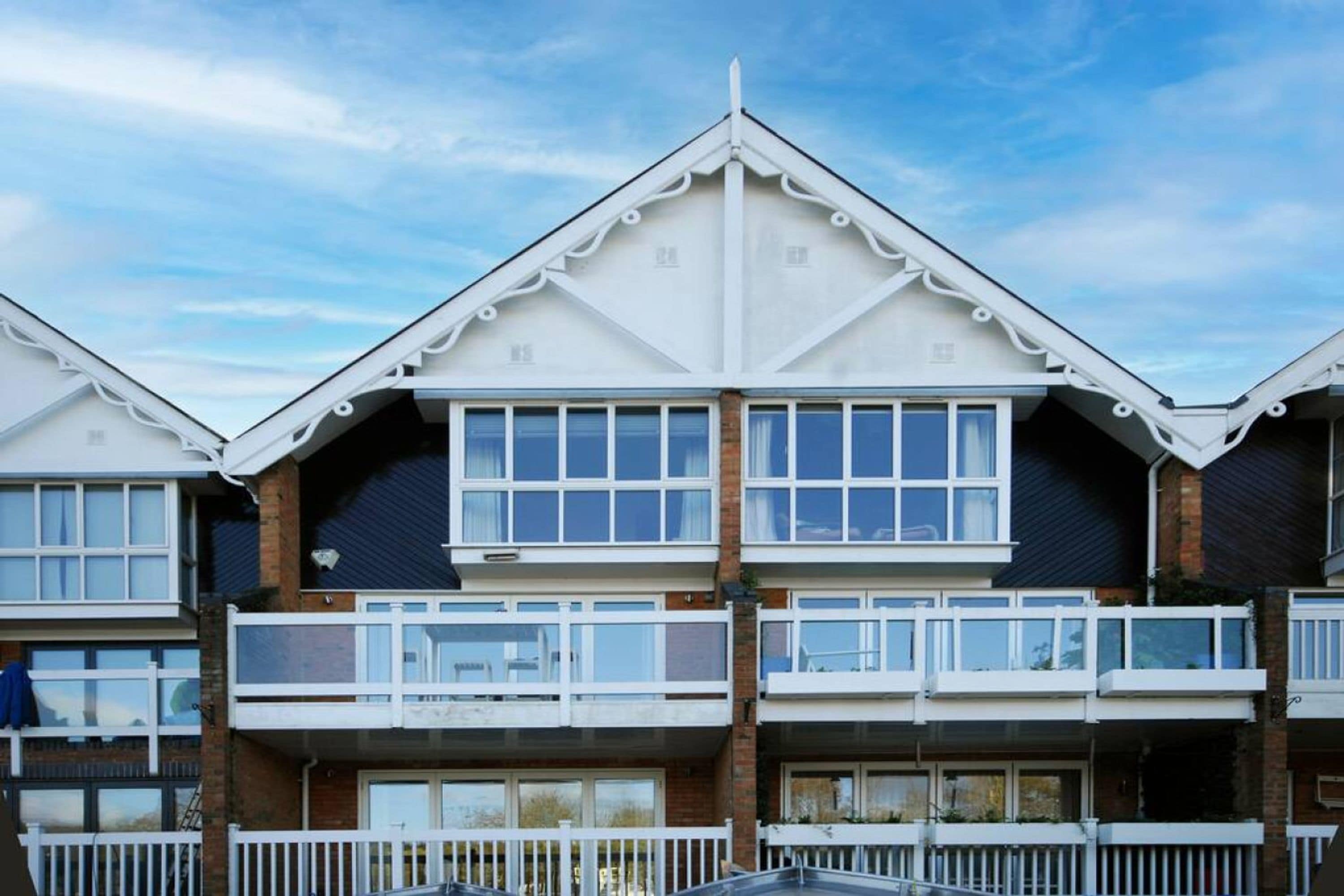 The Oars - Riverfront Property - From   300 Per Night