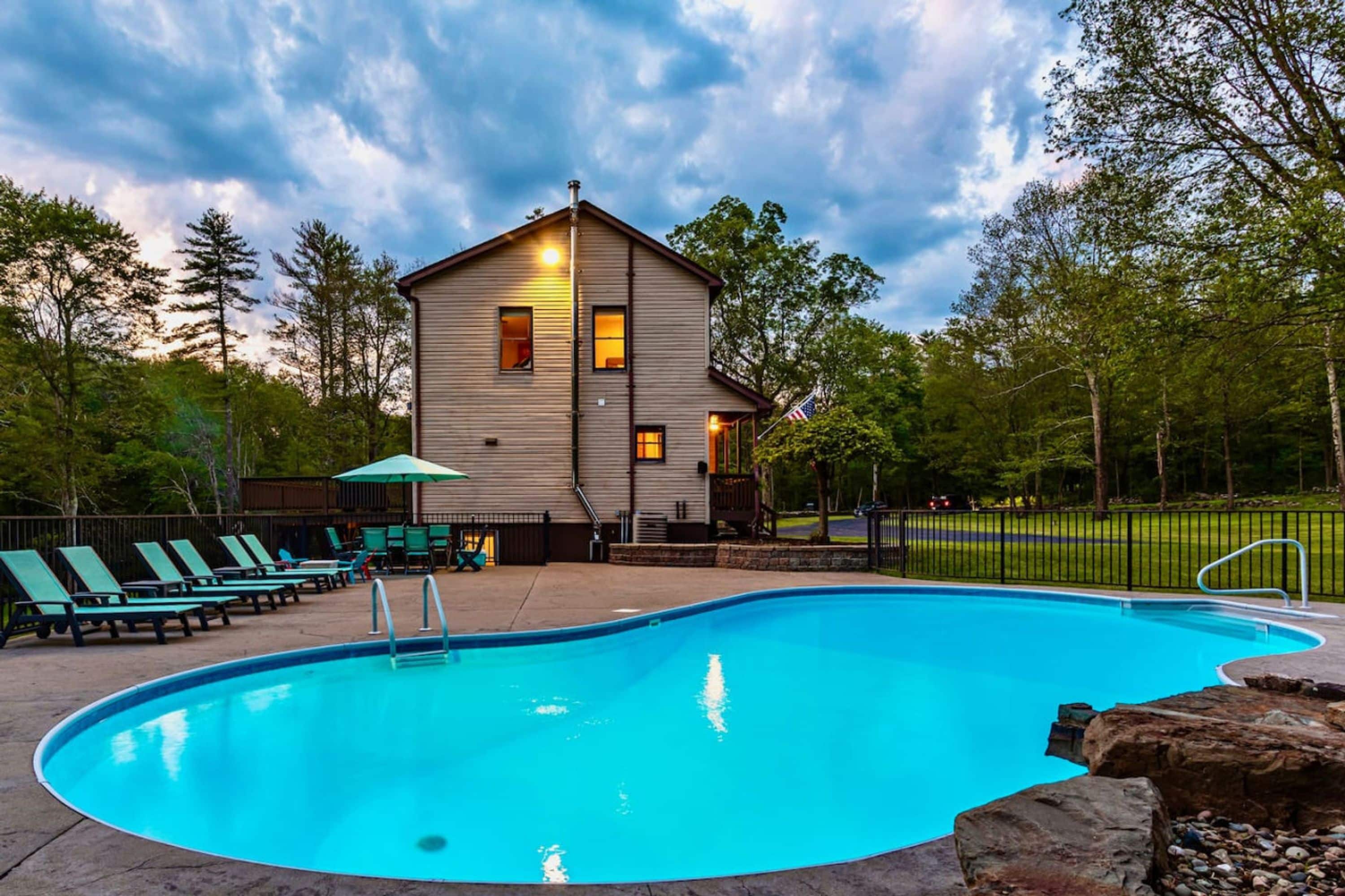 Family Fun Oasis  Hot Tub  Steam Room  Pool  Stream  Firepit  Games