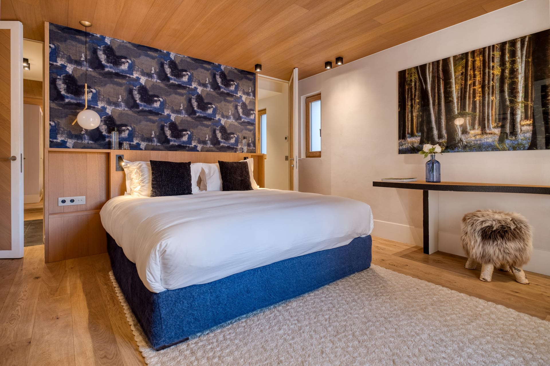 Elegant 3 Bedroom Alpine Lodge with Ski Room