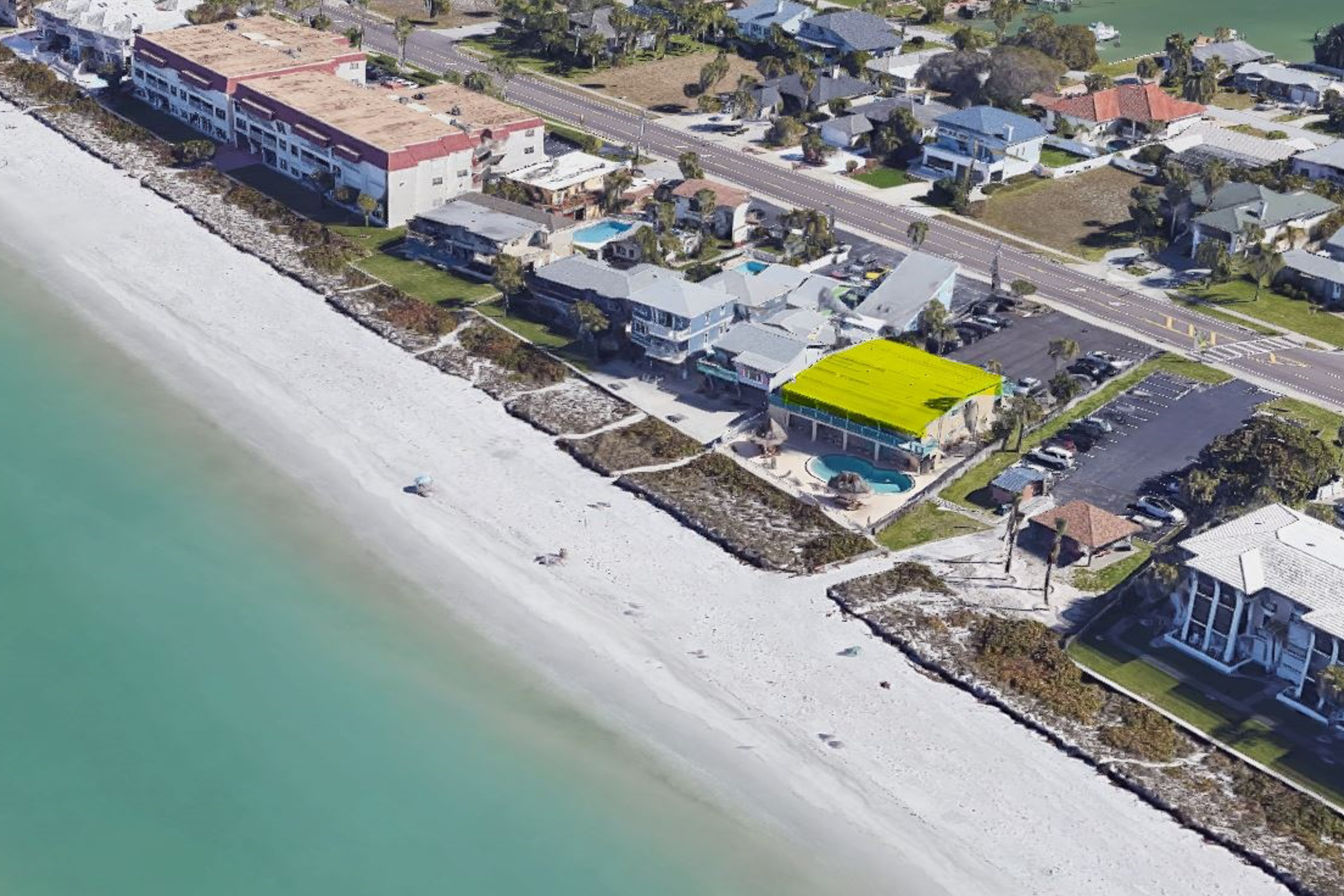 Charming Gulf front condo with views of Belleair Beach, outdoor pool, central AC