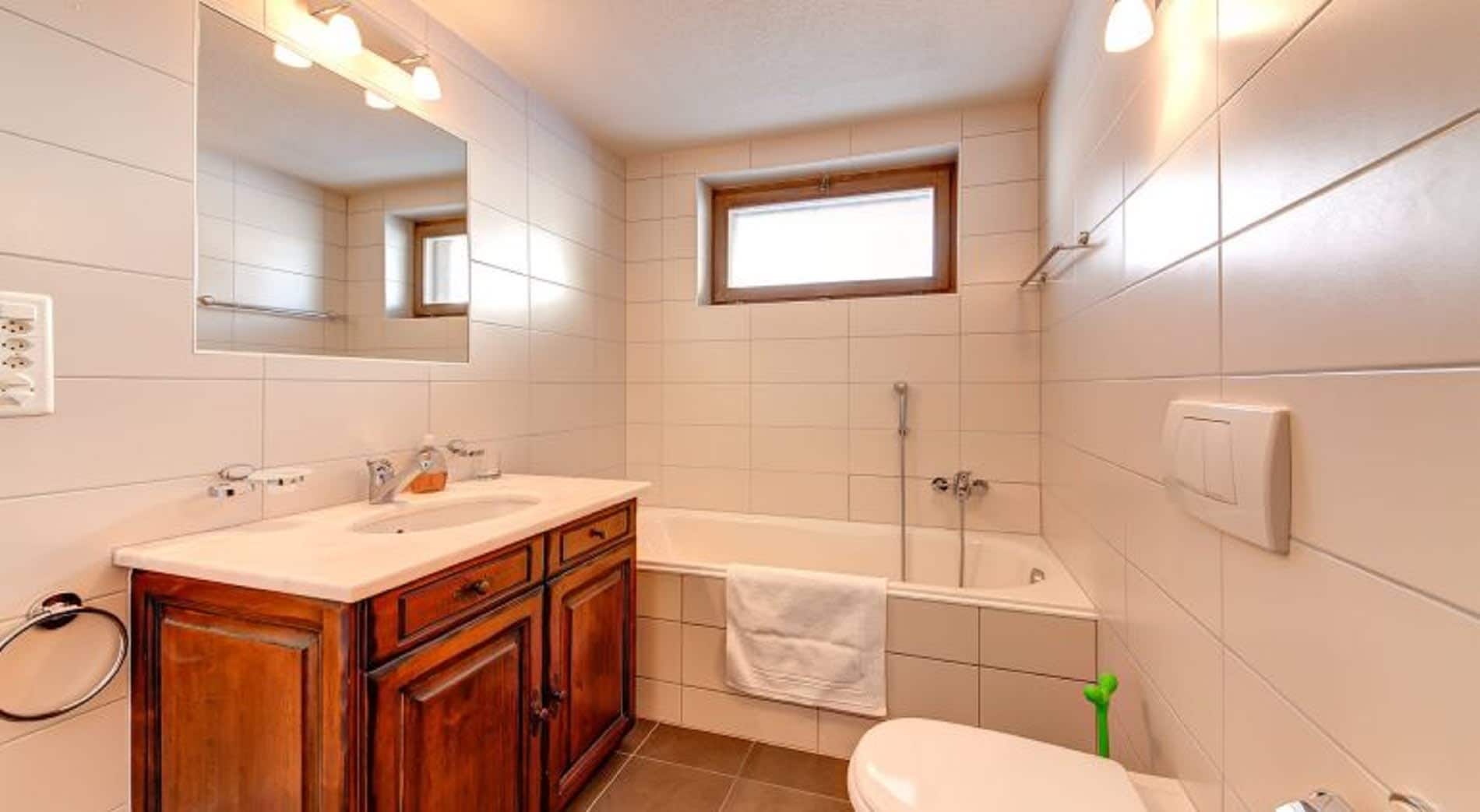 Spacious Home With Excellent Mountain Veiws