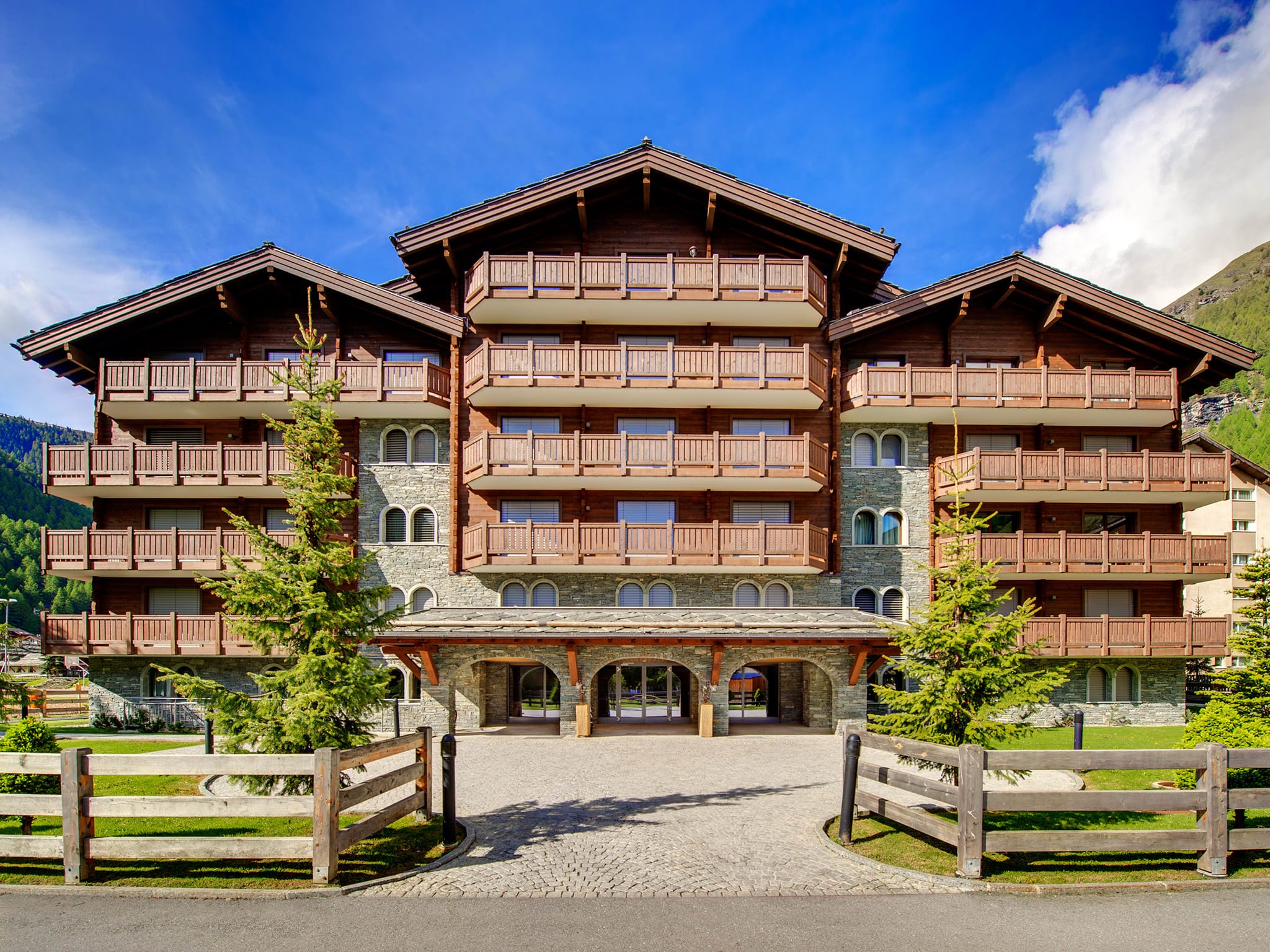 Perfect Vast Apartment Next to Ice Skating Rinks