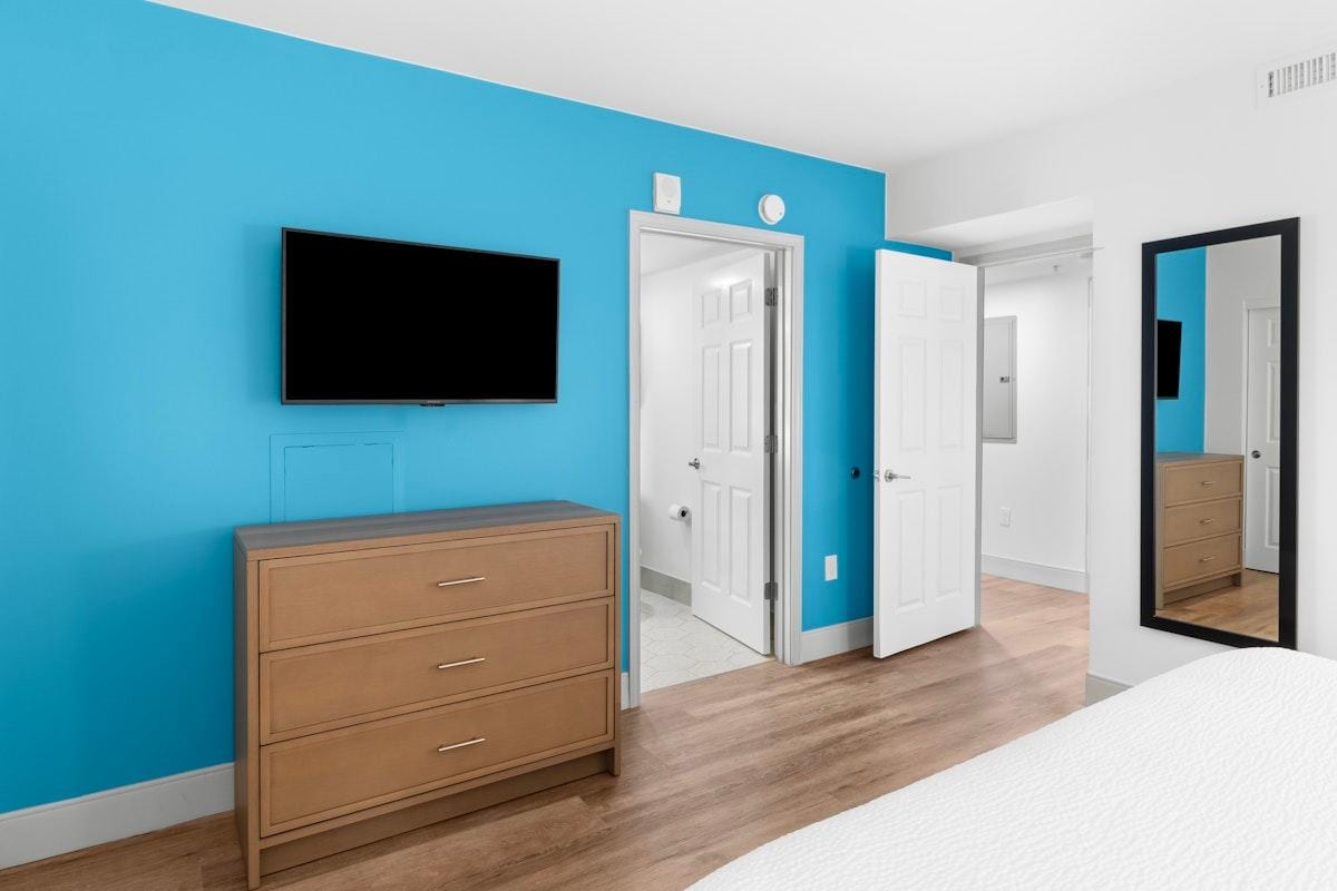 Newly RenovatedOcean View 2 Bdrm Condo 7th Floor