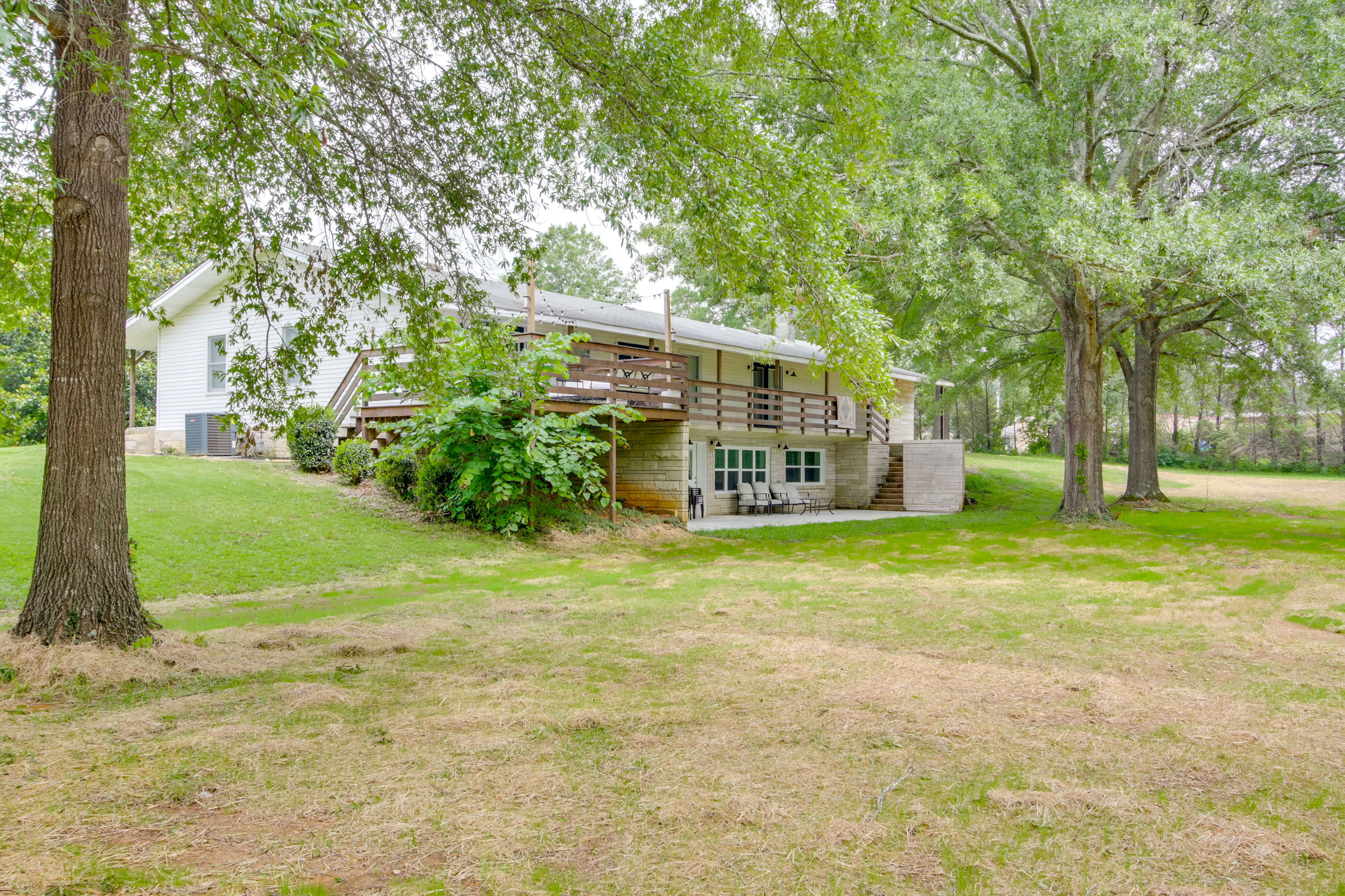 7 Mi to Tennessee River: Home w/ Patio in Florence