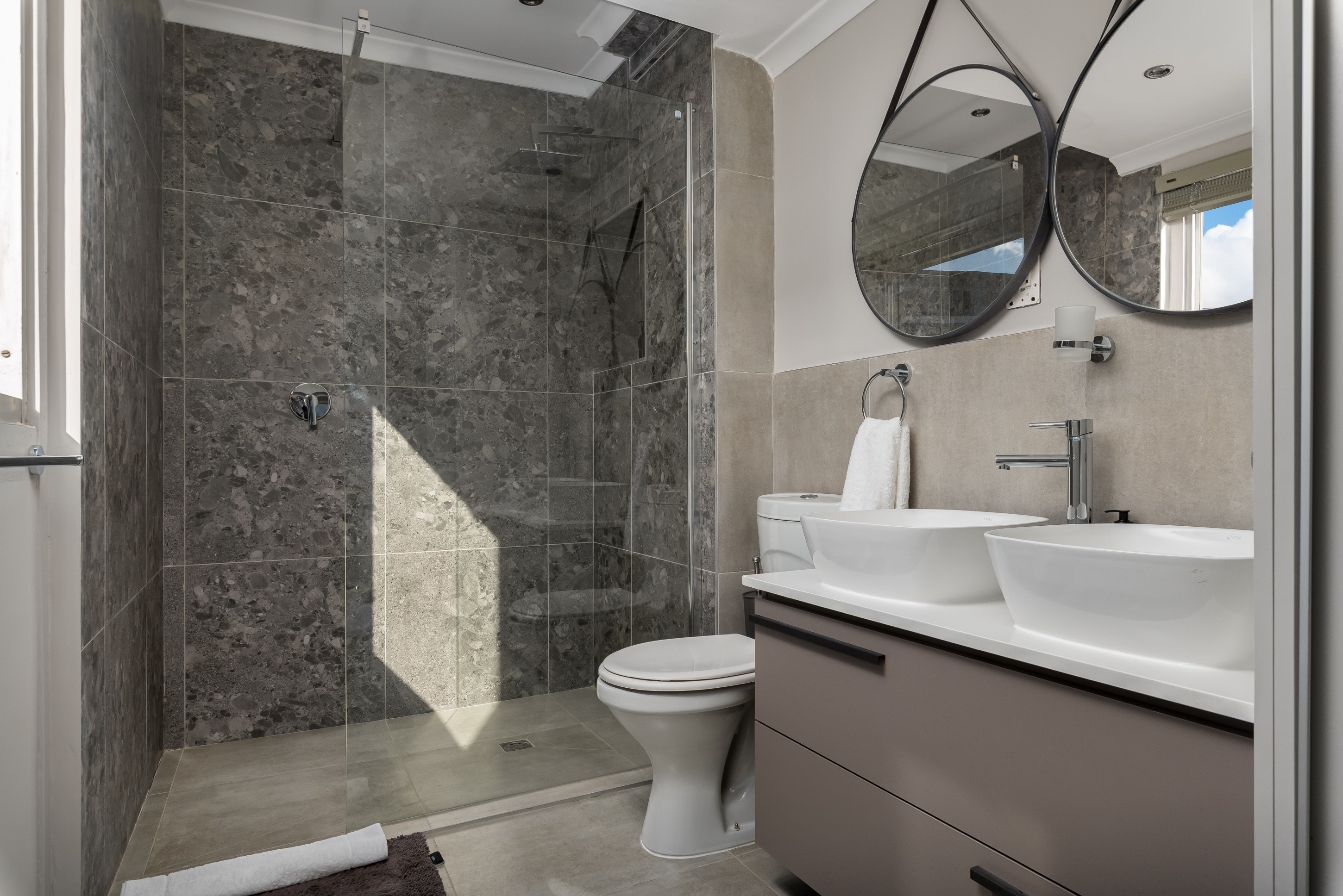 Stylish City Apartment with Mountain Views Stylish City Apartment with Mountain Views