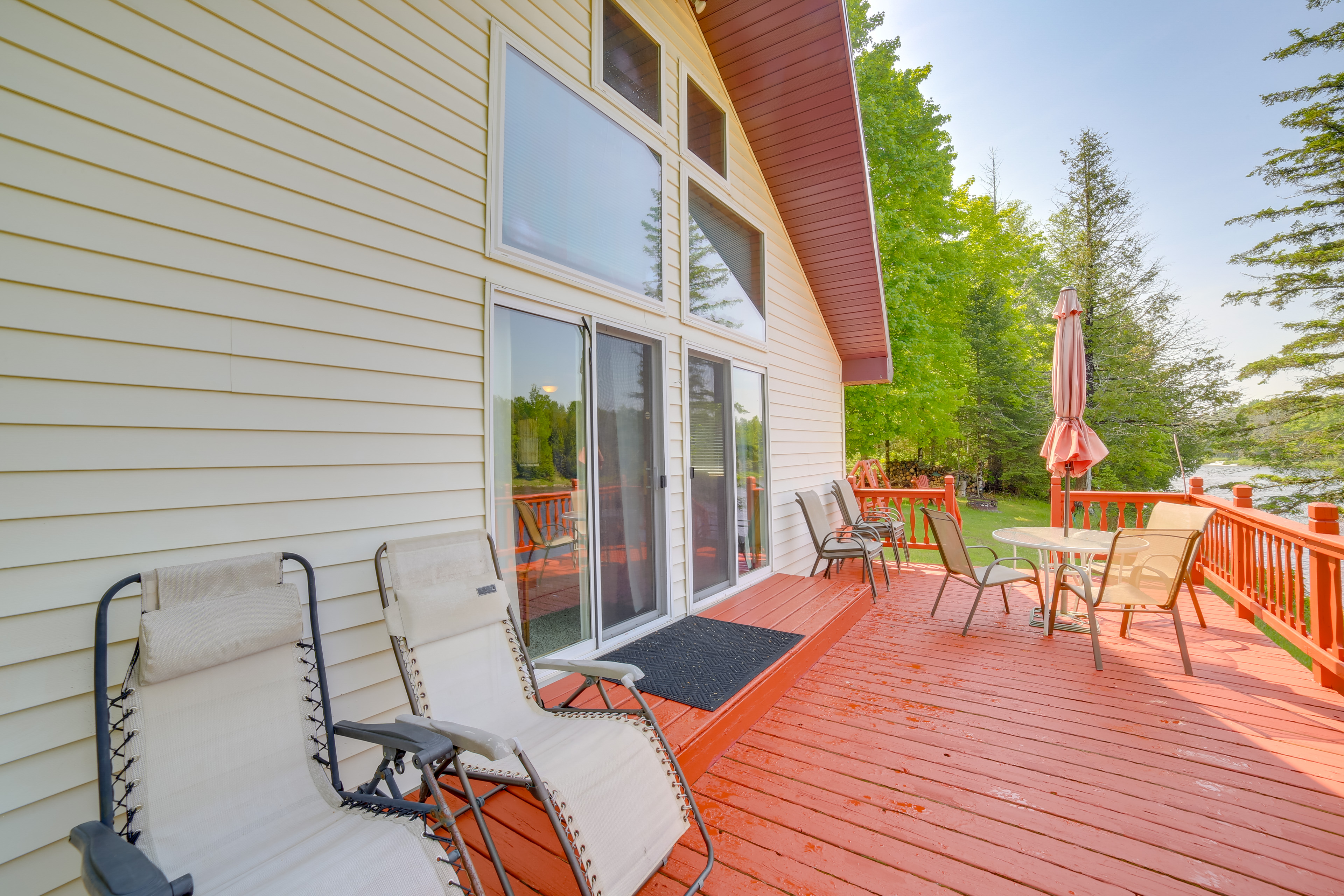 Tranquil Escanaba River Cottage w/ Kayaks & Deck