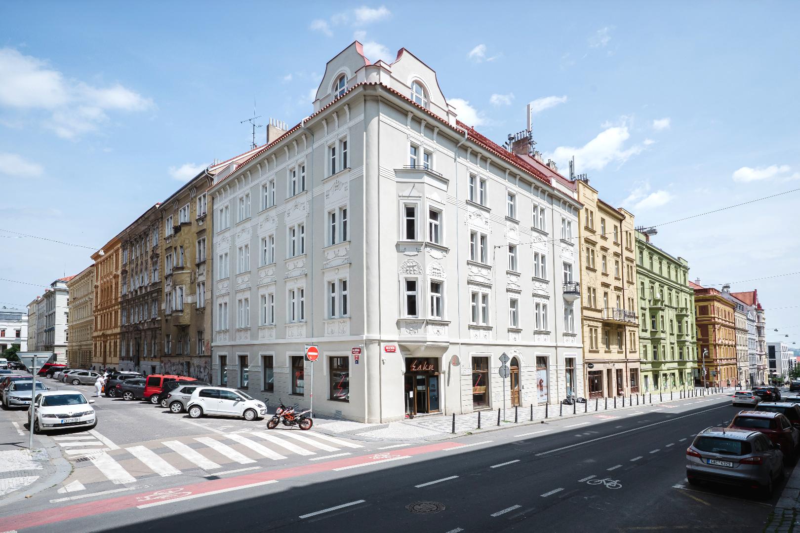 1BDR Apt w/ Terrace, AC, Workspace & Netflix