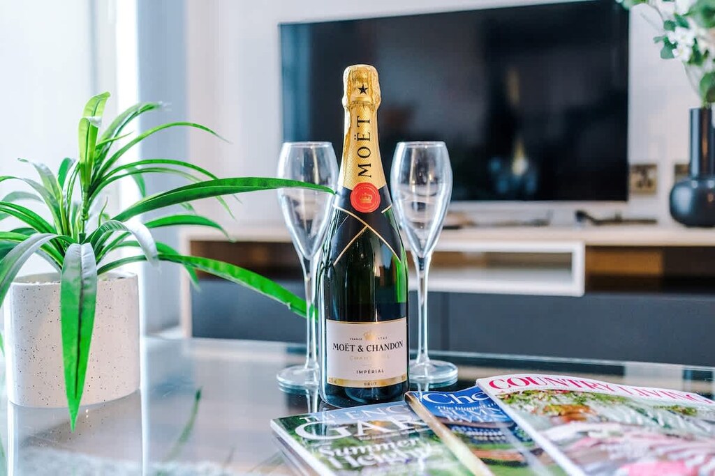 The open-plan living room, dining area and kitchen benefit from a comfortable sofa and 40-inch SMART TV.