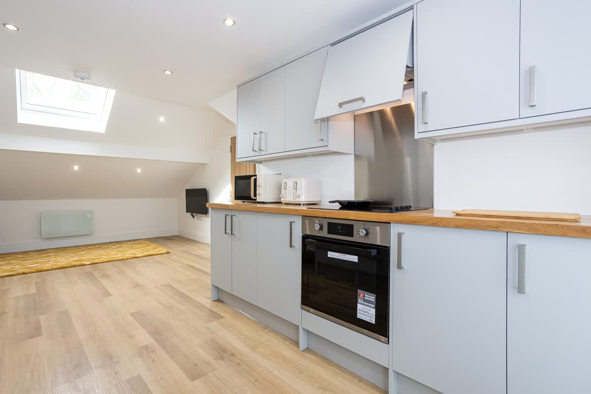 The open-plan living space benefits from a double sofa-bed, a 4-seater dining table and a fully equipped kitchen with everything you need for a short or long-term stay in Manchester.