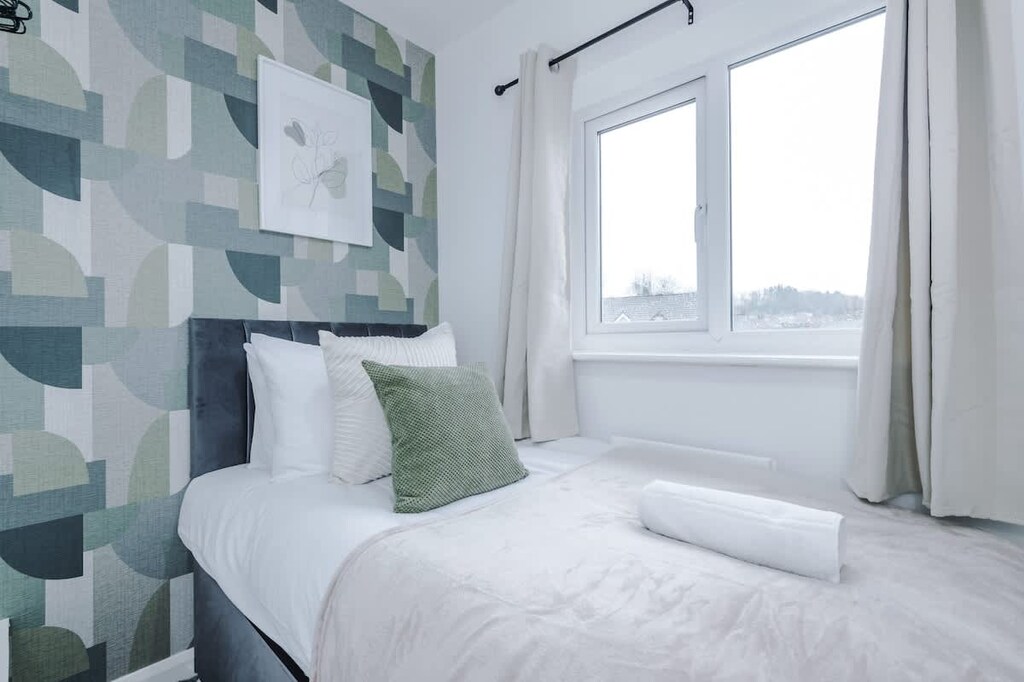 Bedroom 3 benefits from a comfortable single bed.