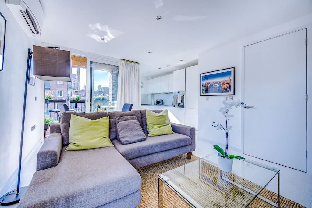 Open plan living, kitchen and dining area with everything you need for a short or long-term stay in London.
