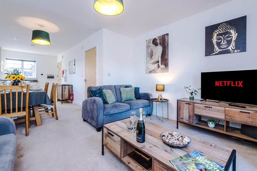 Open plan Living Room benefitting from a sofa bed and Smart TV with Netflix.