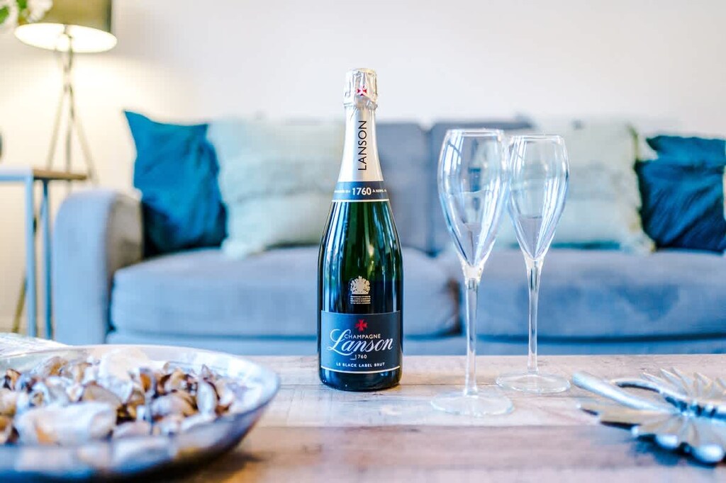 Open plan Living Room benefitting from a sofa bed and Smart TV with Netflix.