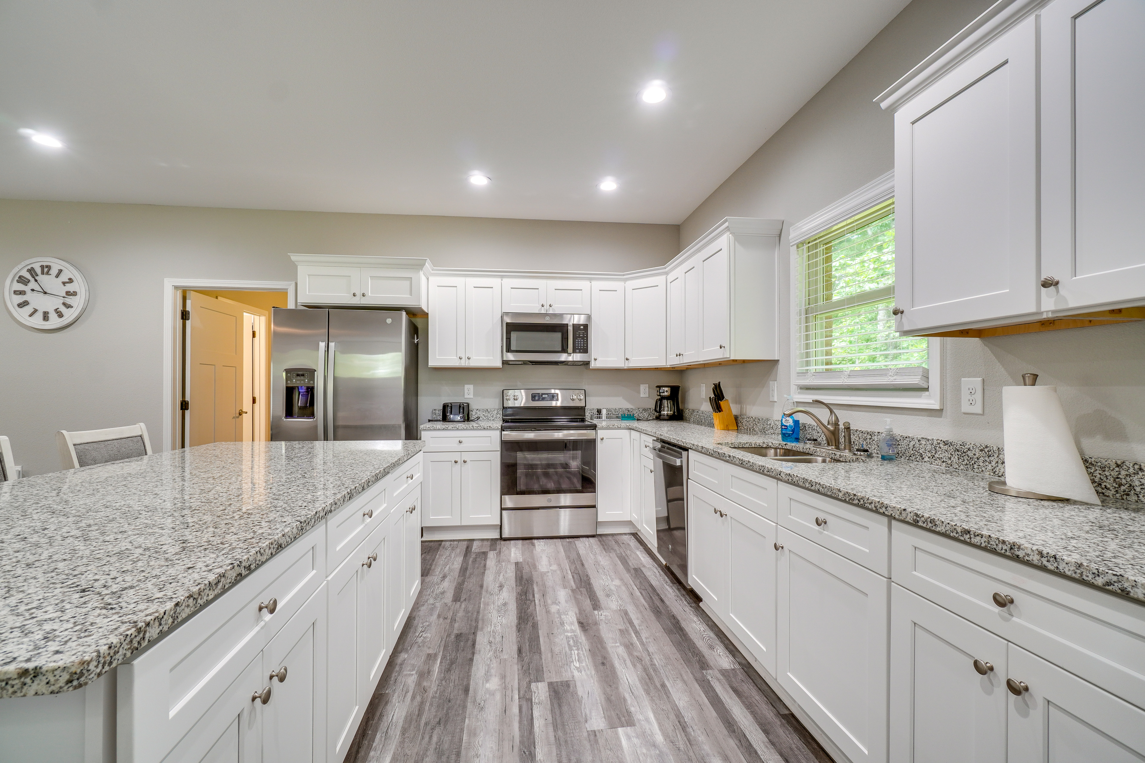 1 Mi to Dtwn Crossville: Spacious Home w/ Patio!