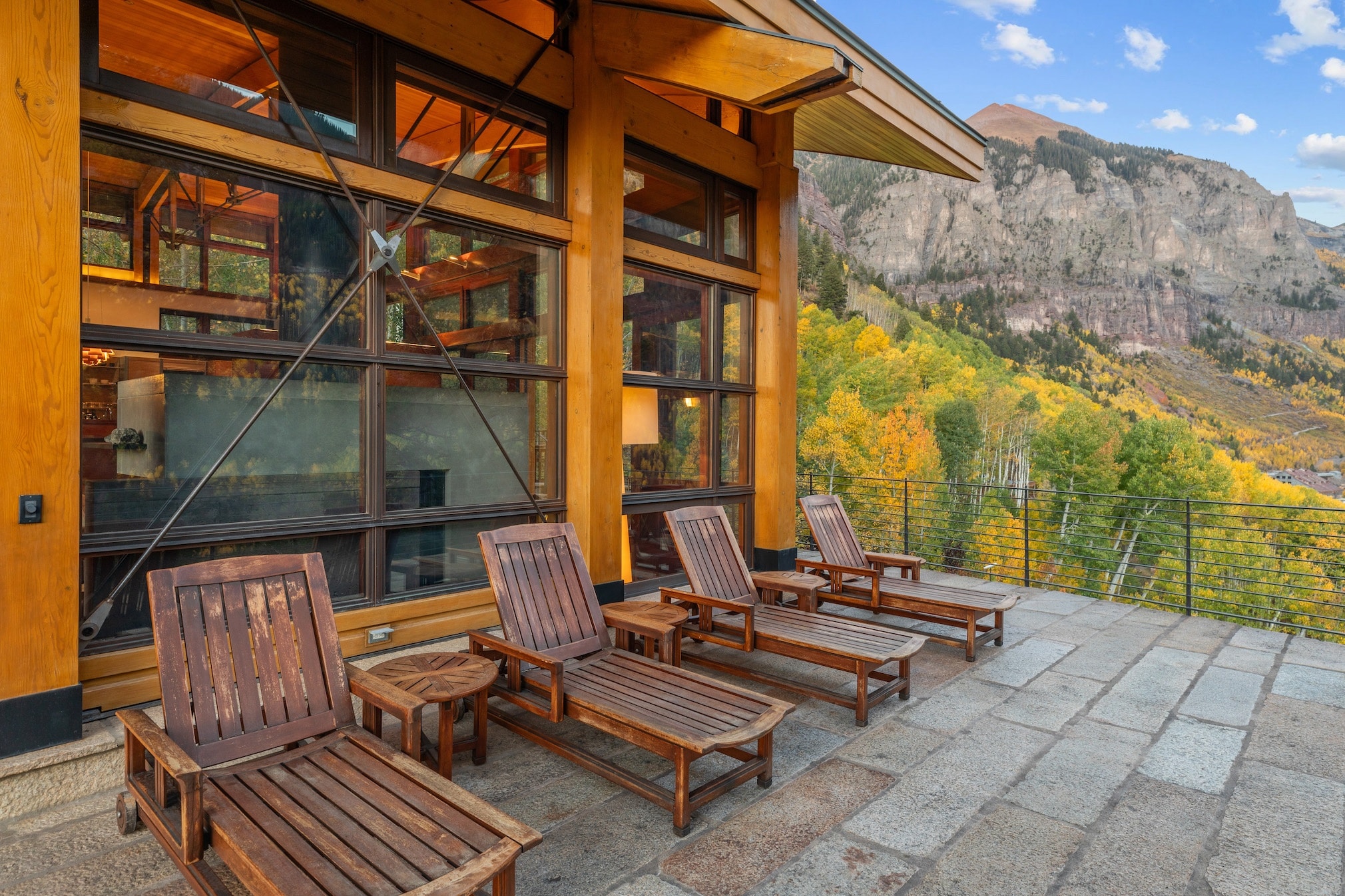 Telluride luxury rental with expansive outdoor living spaces perfect for relaxation and entertainment. Telluride luxury rental with expansive outdoor living spaces perfect for relaxation and entertainment.