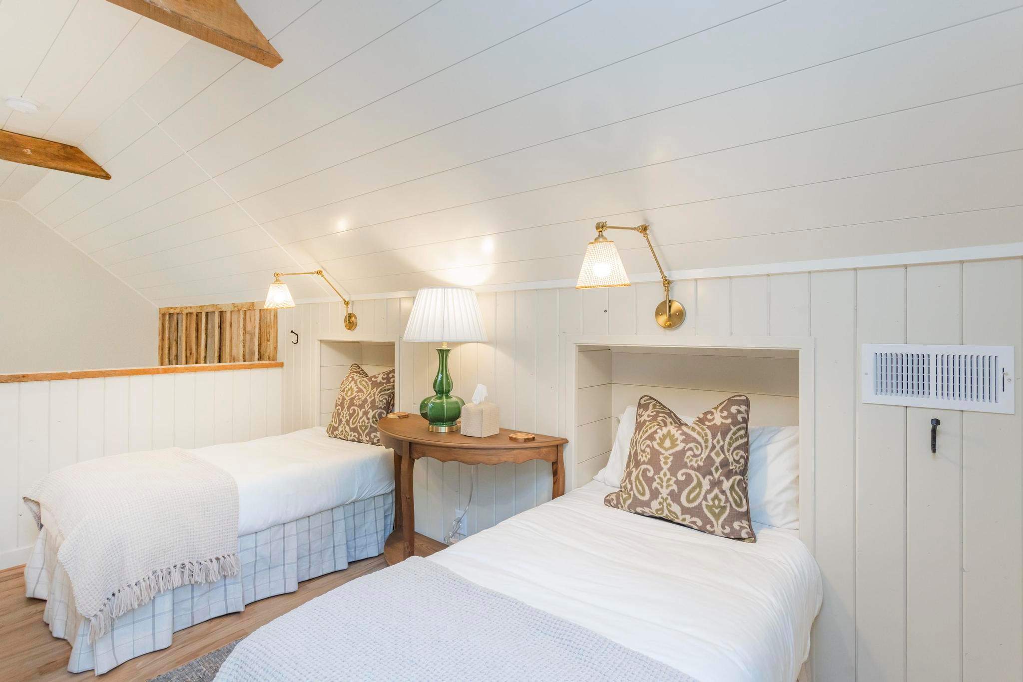 Bedroom 2: Loft Bedroom with two Twin Beds Bedroom 2: Loft Bedroom with two Twin Beds