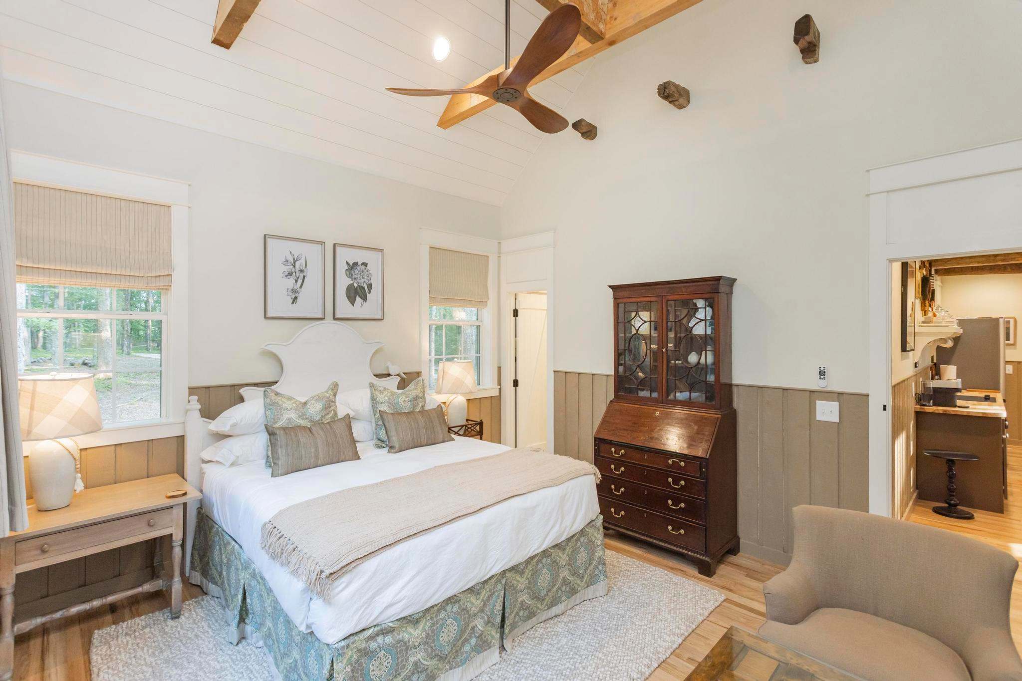 Bedroom 1: King Bed with Full ensuite Bathroom Bedroom 1: King Bed with Full ensuite Bathroom