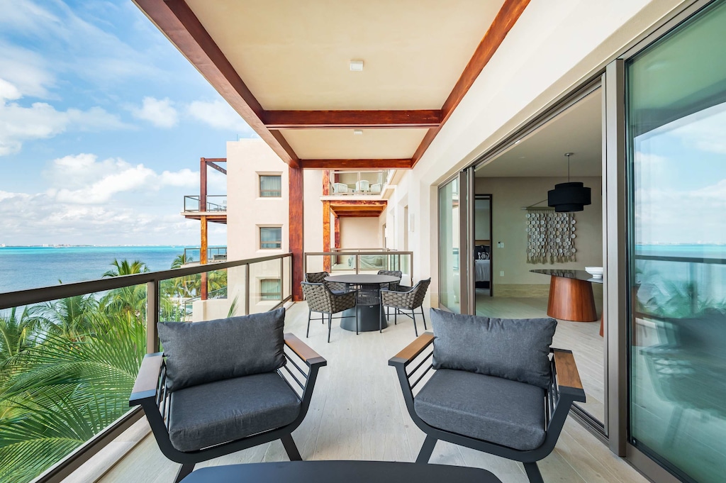 Terraza privada con vista al mar y sillas de exterior 