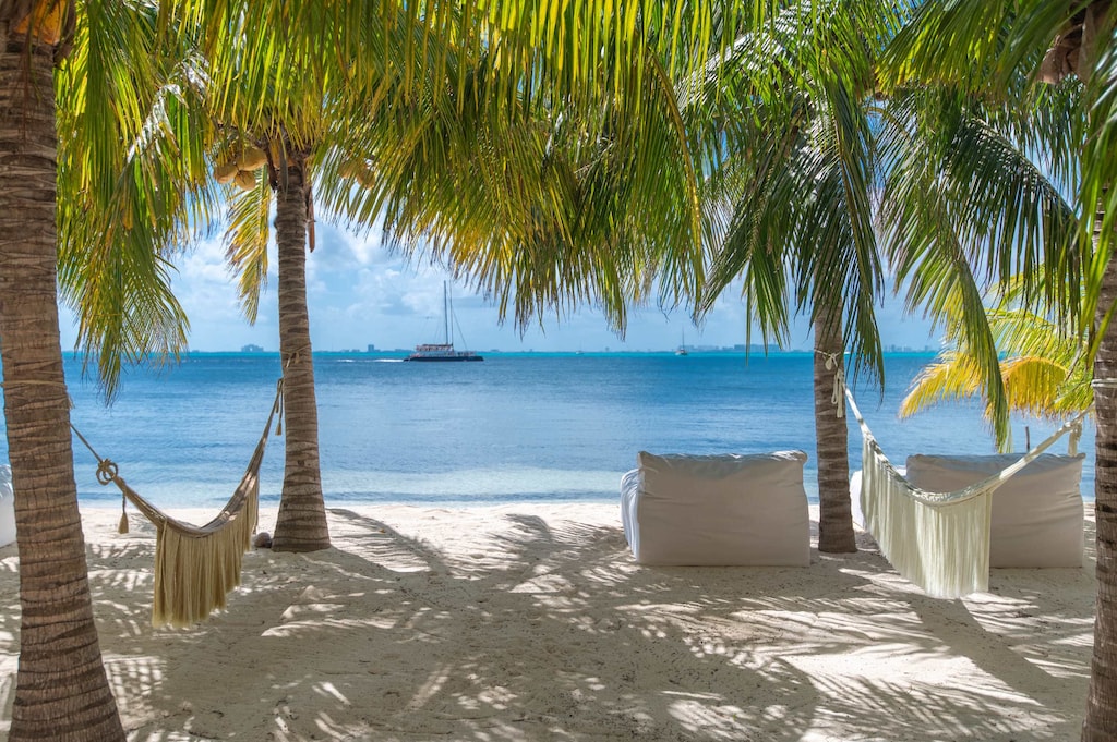 Zona de playa con hamaca. Acceso directo a la playa desde el alojamiento 