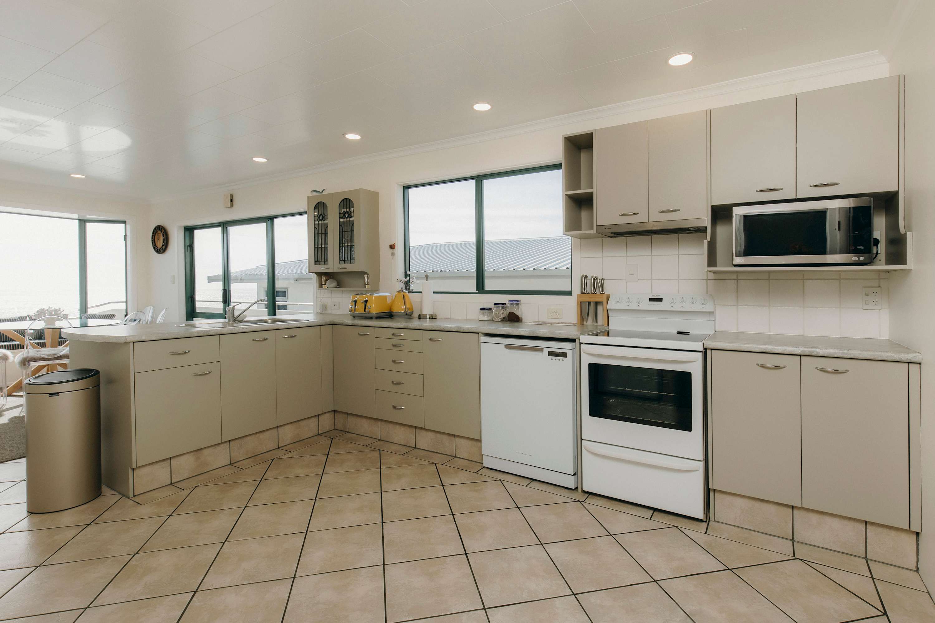 Beachfront Wanaka Beachhouse with Views Beachfront Wanaka Beachhouse with Views